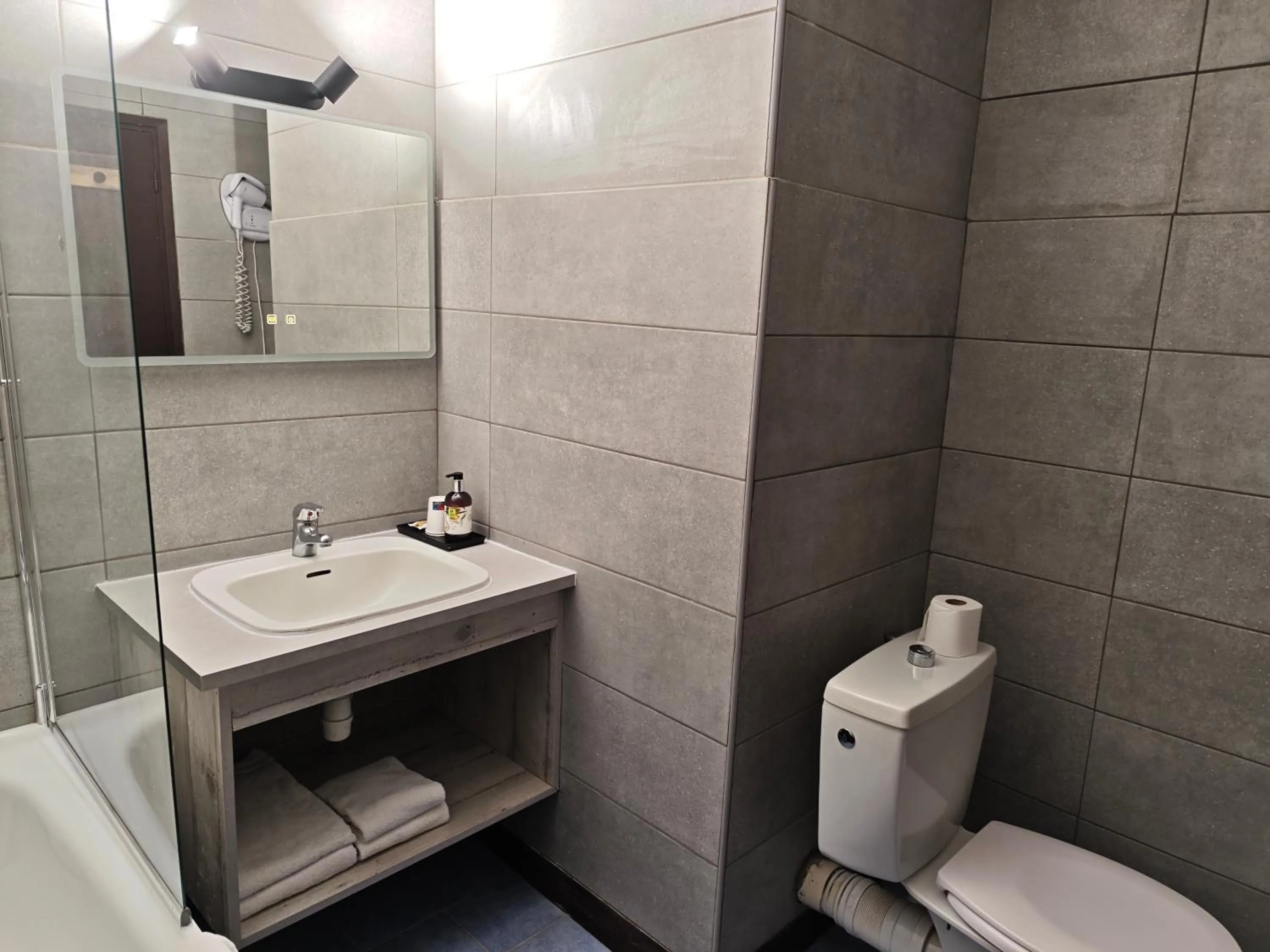 Toilet in Logis Hôtel Le Calluna Restaurant La Flottille