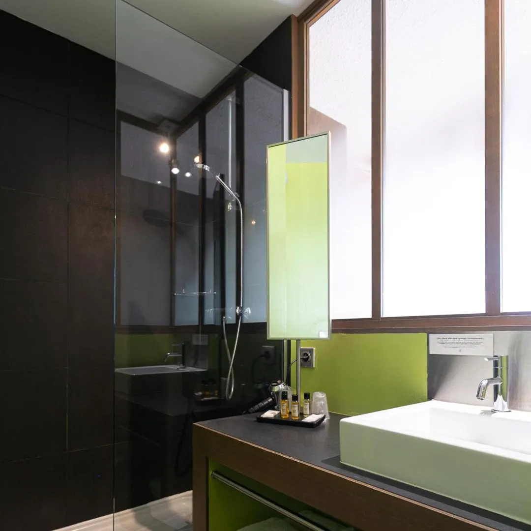 Bathroom in Logis Hôtel Le Calluna Restaurant La Flottille