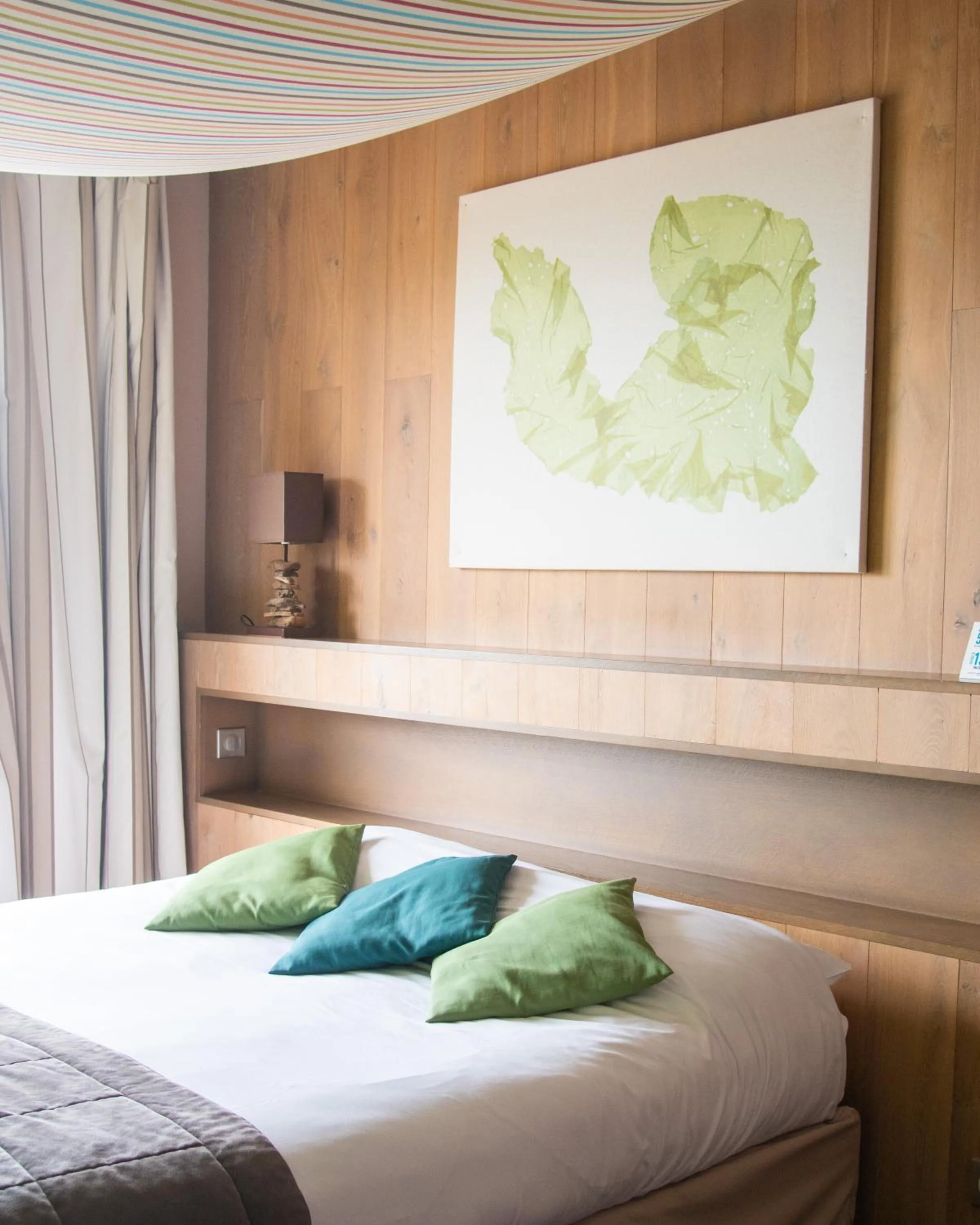 Bed in Logis Hôtel Le Calluna Restaurant La Flottille