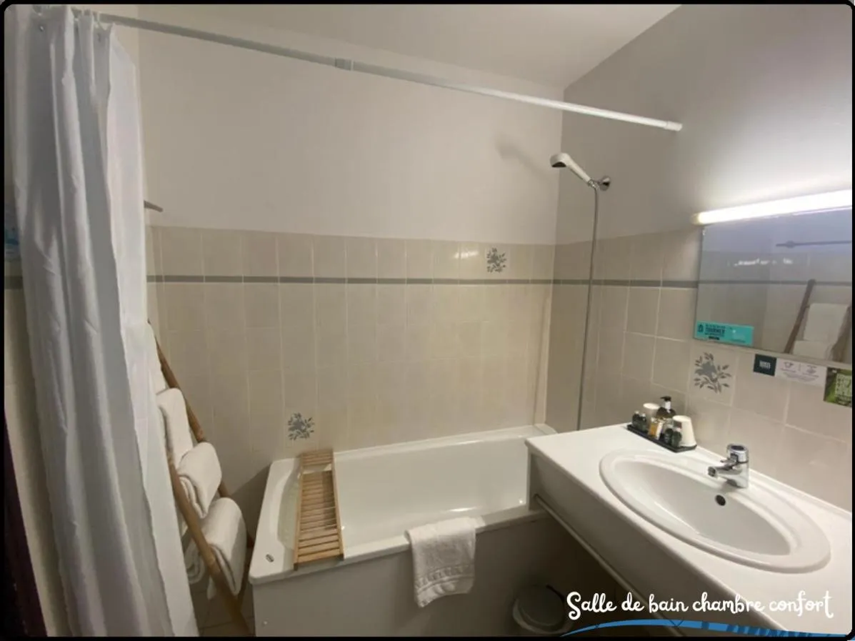 Property building in Logis Hôtel Le Calluna Restaurant La Flottille