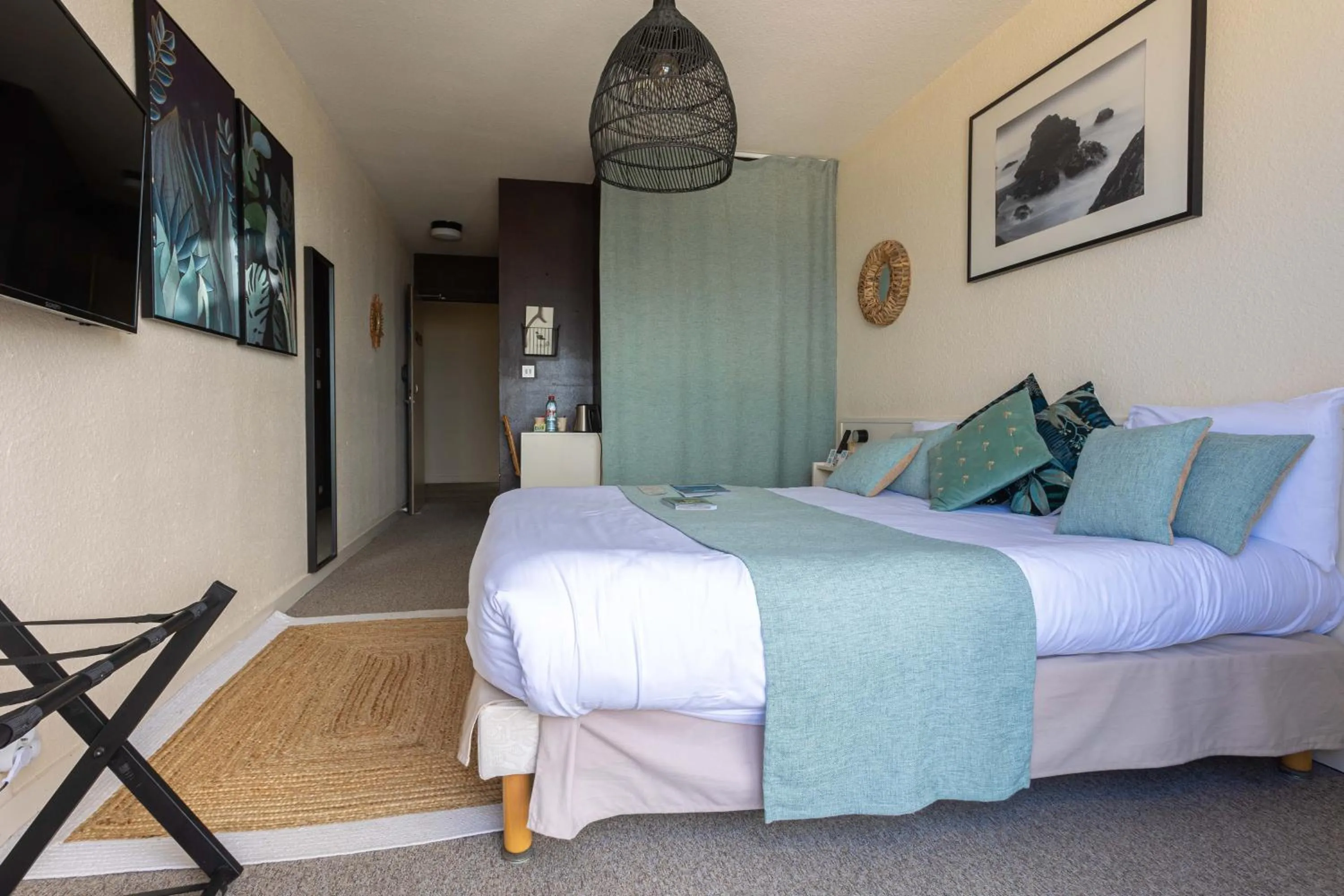 Bed in Logis Hôtel Le Calluna Restaurant La Flottille