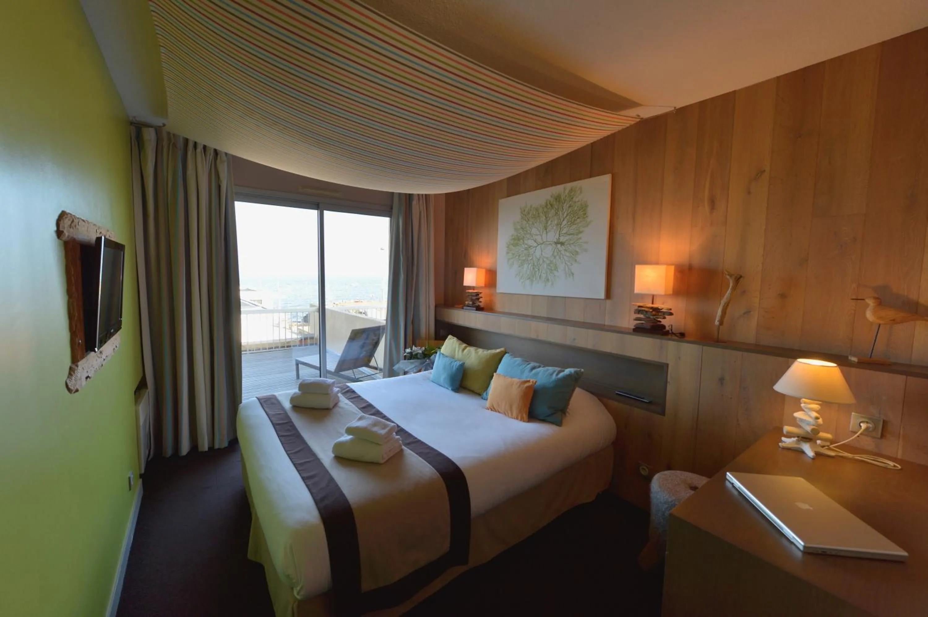 Patio, Bed in Logis Hôtel Le Calluna Restaurant La Flottille