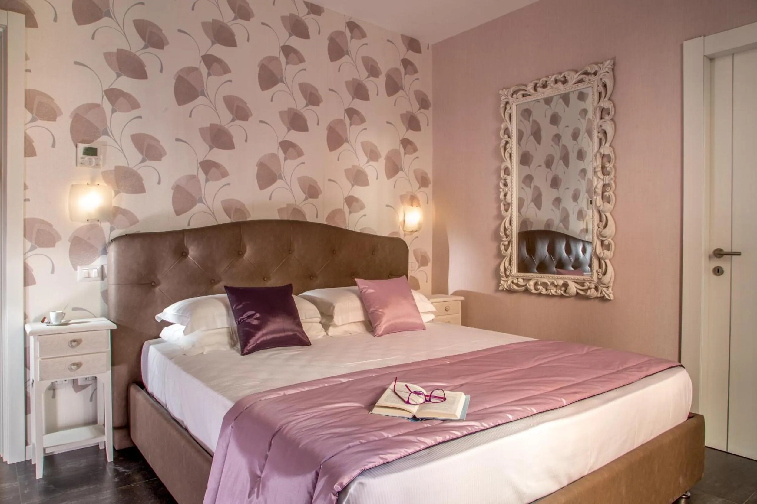 Photo of the whole room, Bed in Rome Visits