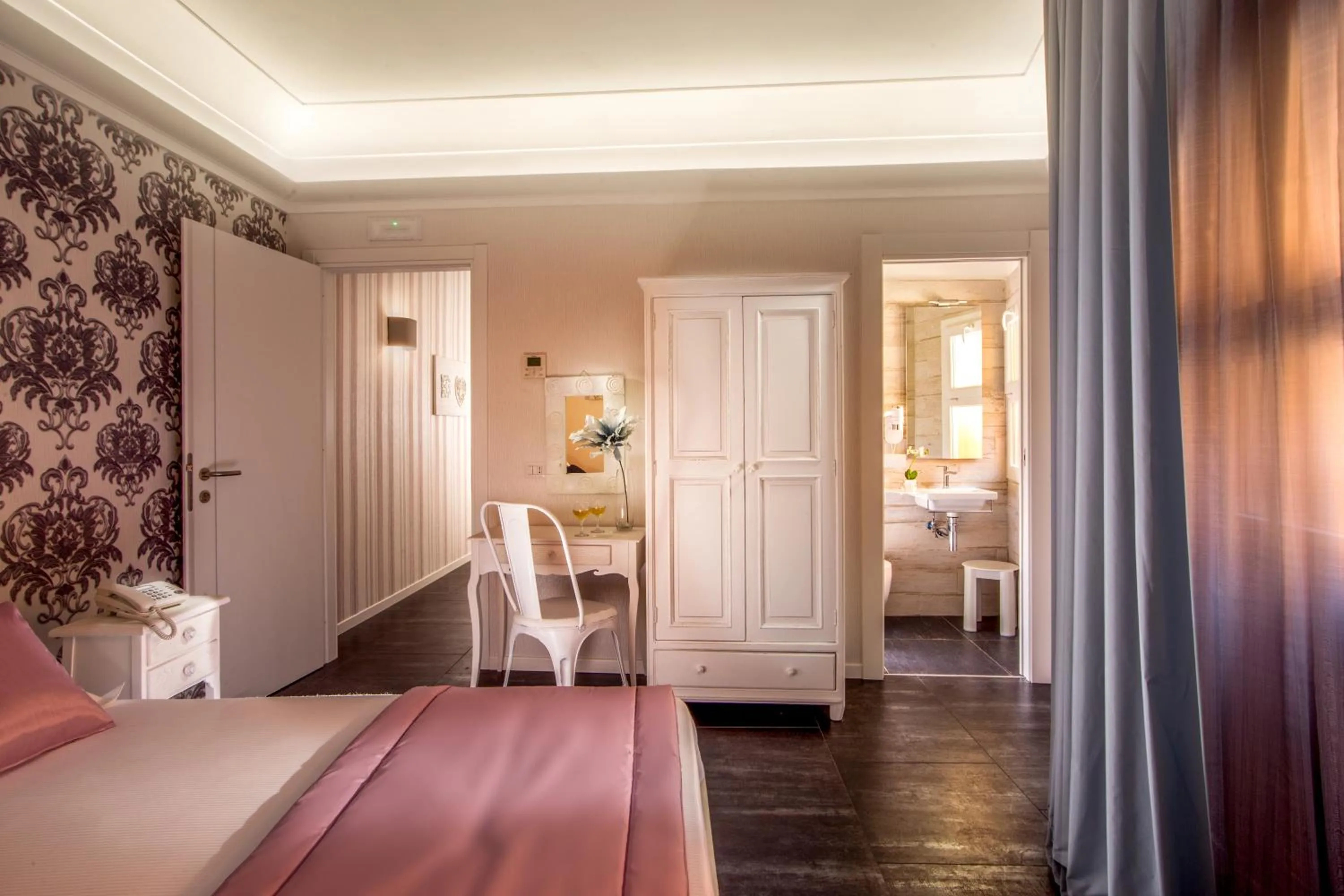 Photo of the whole room, Bed in Rome Visits