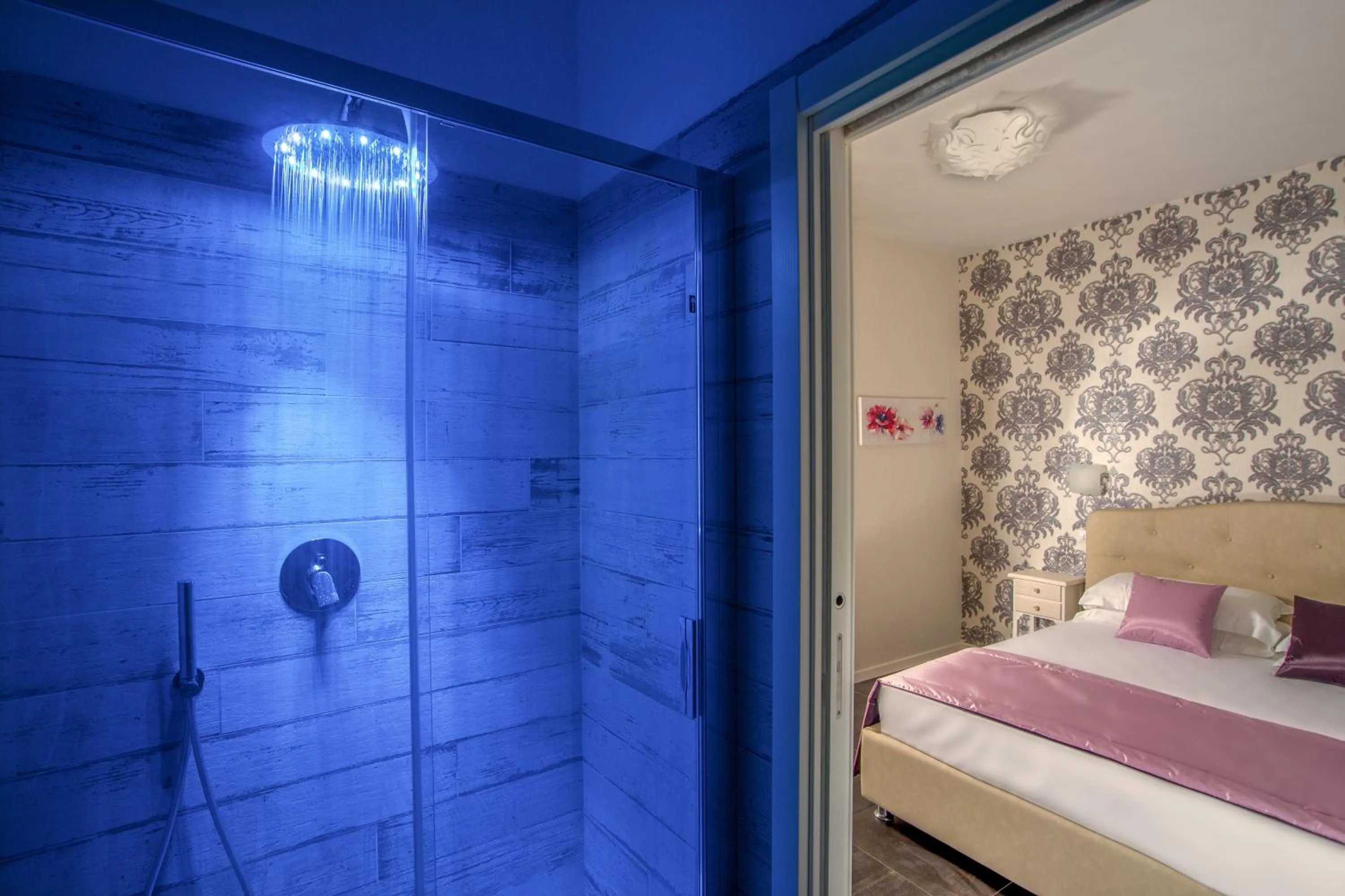 Shower, Bed in Rome Visits