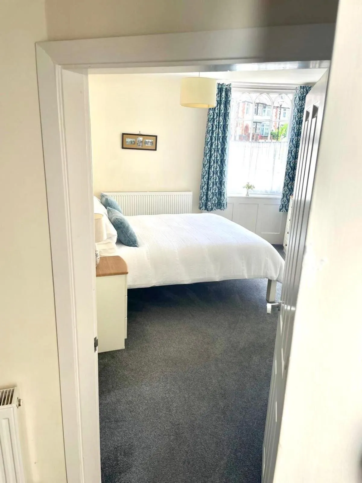 Bed in Town Centre Apartment Perfect Location with on-street parking