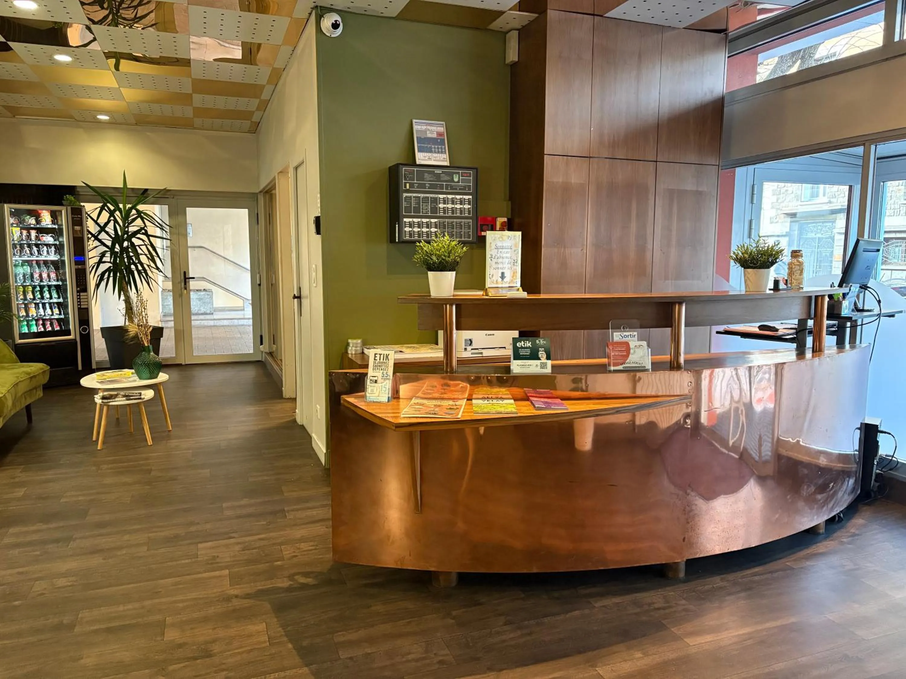 Lobby or reception in Cit'hôtel Le Chris'tel hôtel et restaurant