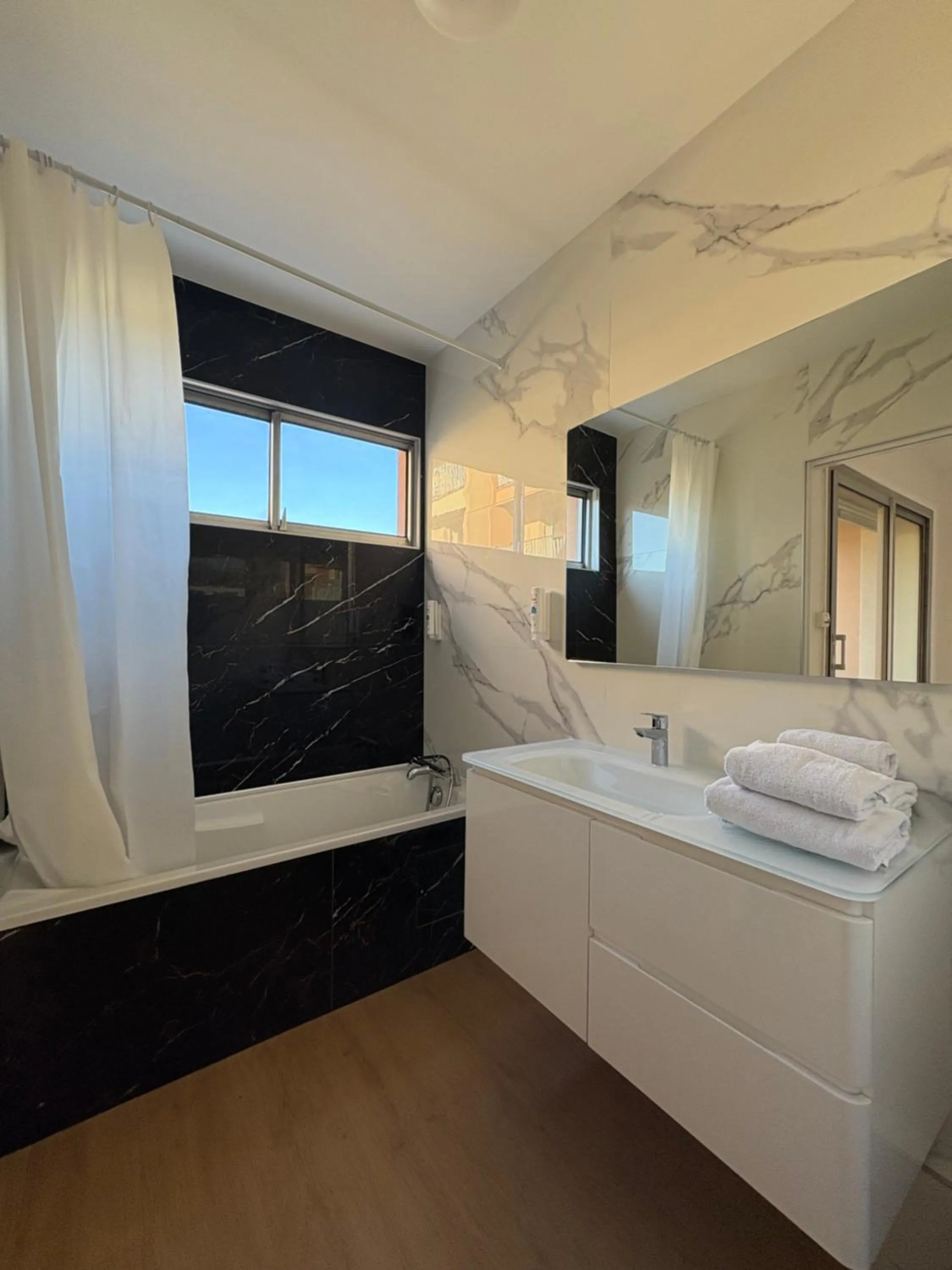 Bathroom, Bed in Cit'hôtel Le Chris'tel hôtel et restaurant