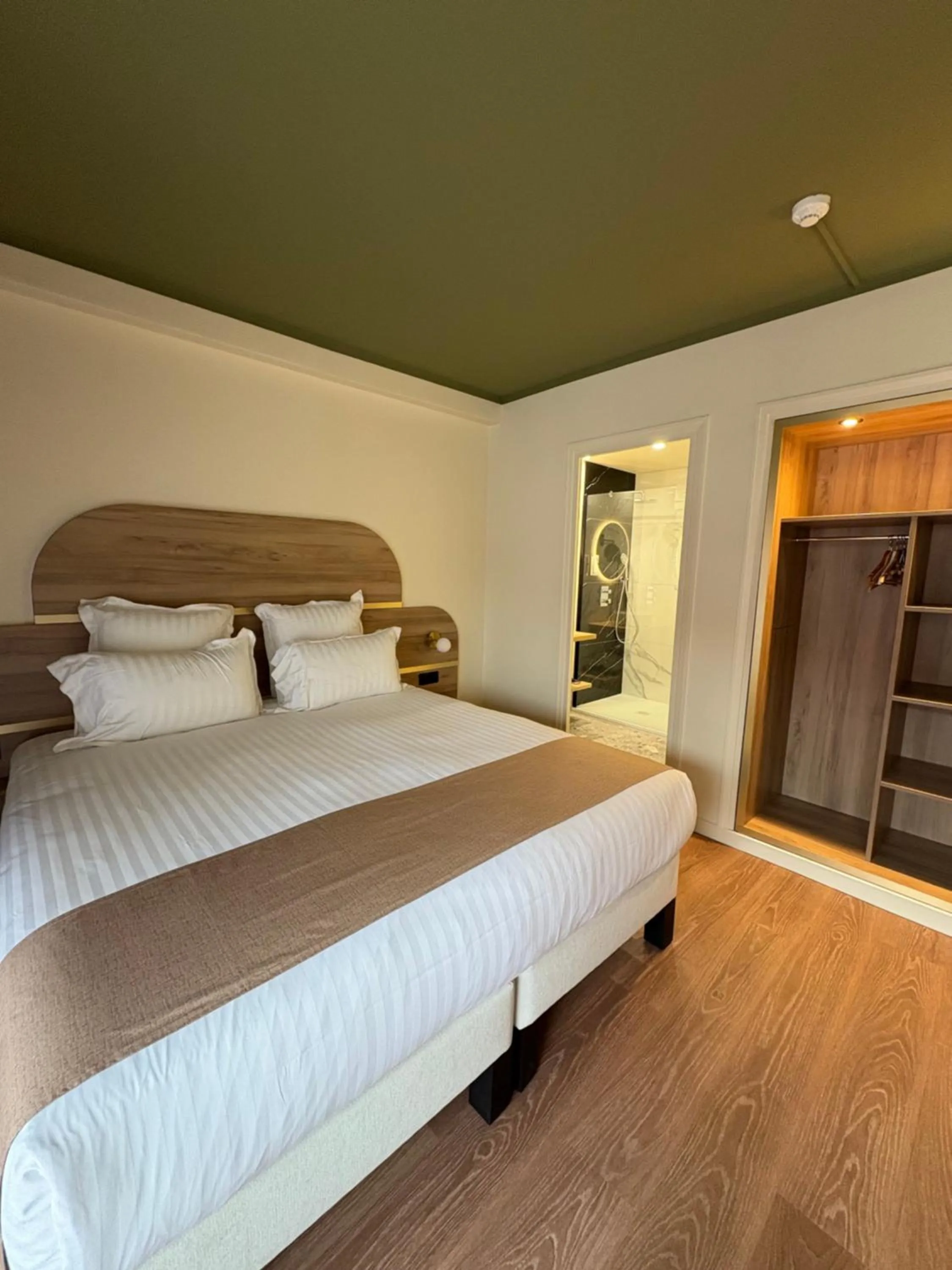 Photo of the whole room, Bed in Cit'hôtel Le Chris'tel hôtel et restaurant