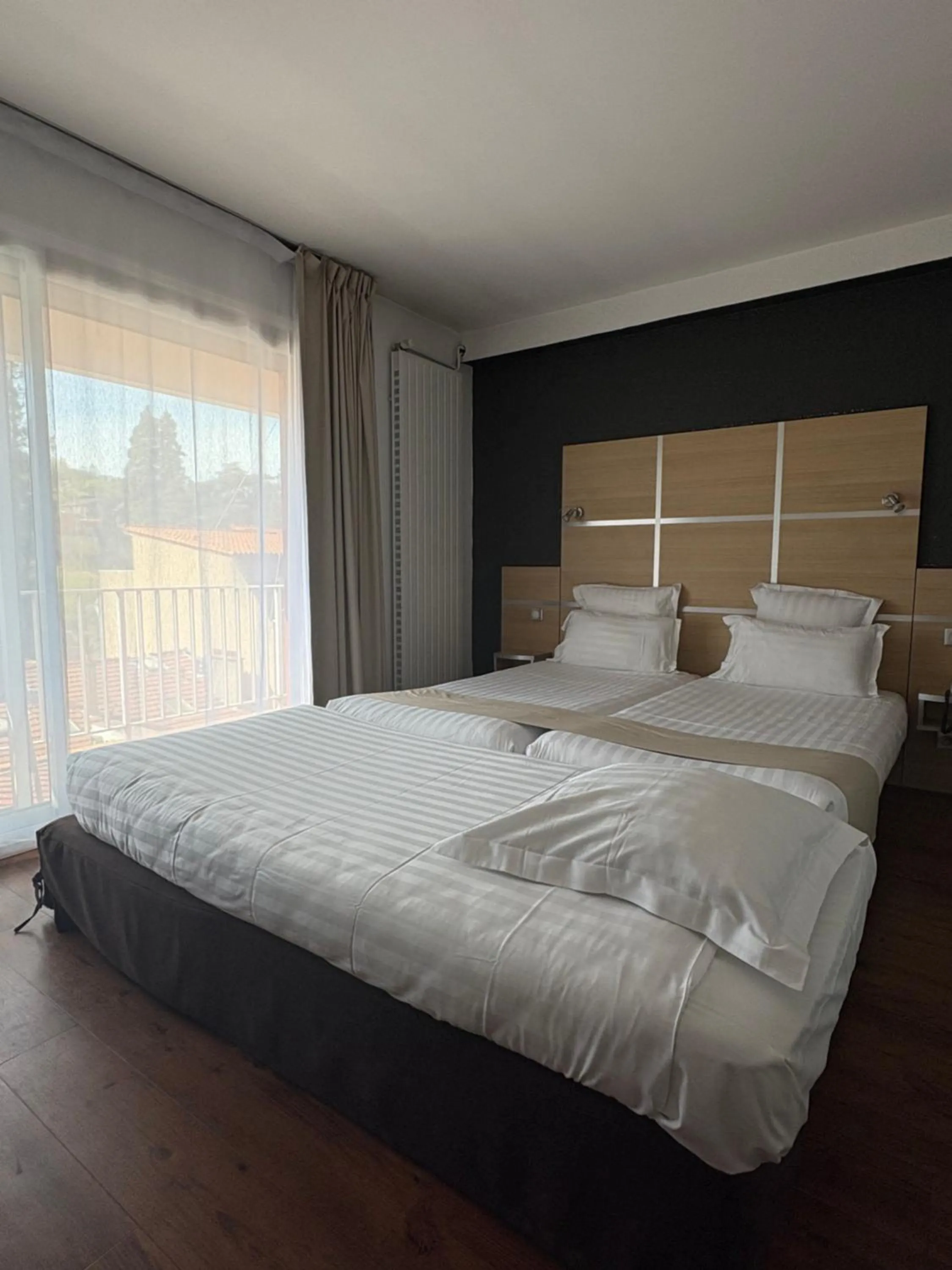 Photo of the whole room, Bed in Cit'hôtel Le Chris'tel hôtel et restaurant