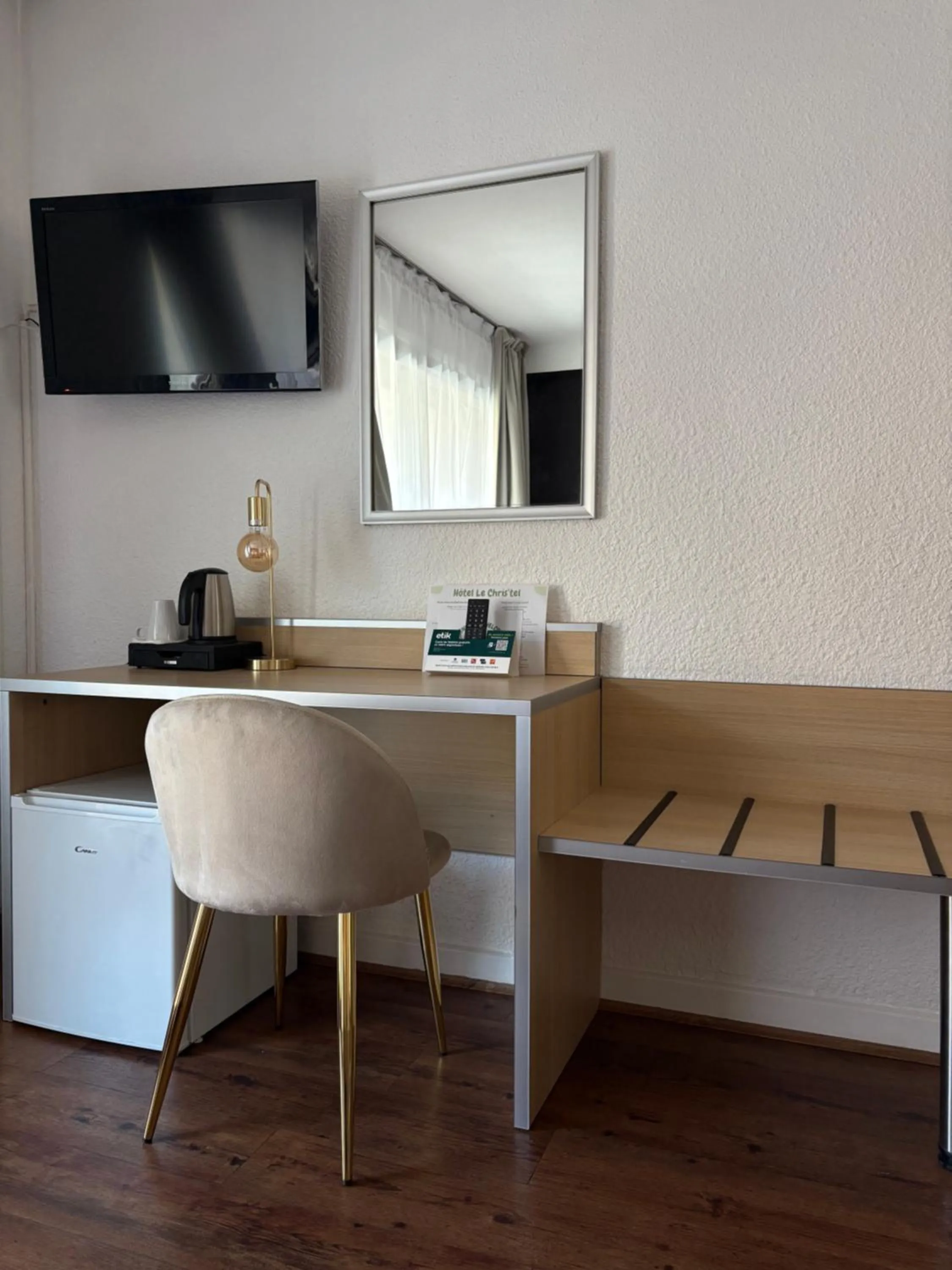 Bedroom in Cit'hôtel Le Chris'tel hôtel et restaurant