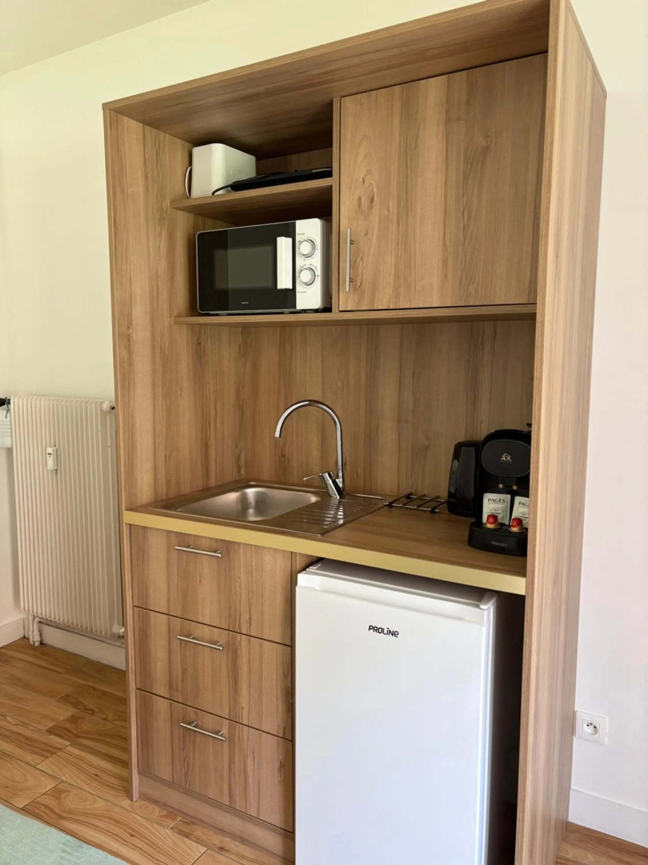 Kitchen or kitchenette in Cit'hôtel Le Chris'tel hôtel et restaurant