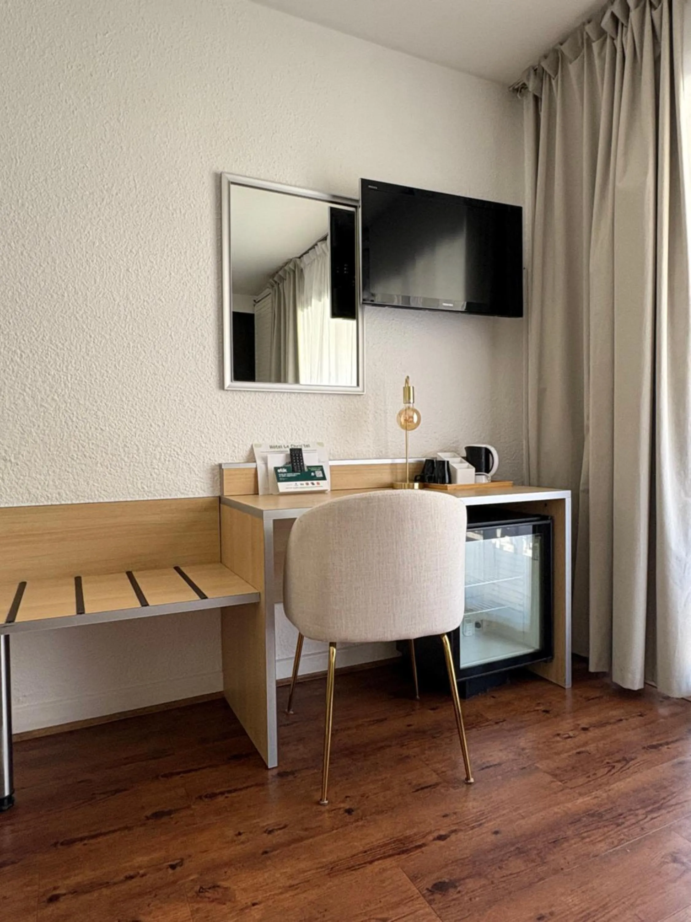 Bedroom in Cit'hôtel Le Chris'tel hôtel et restaurant