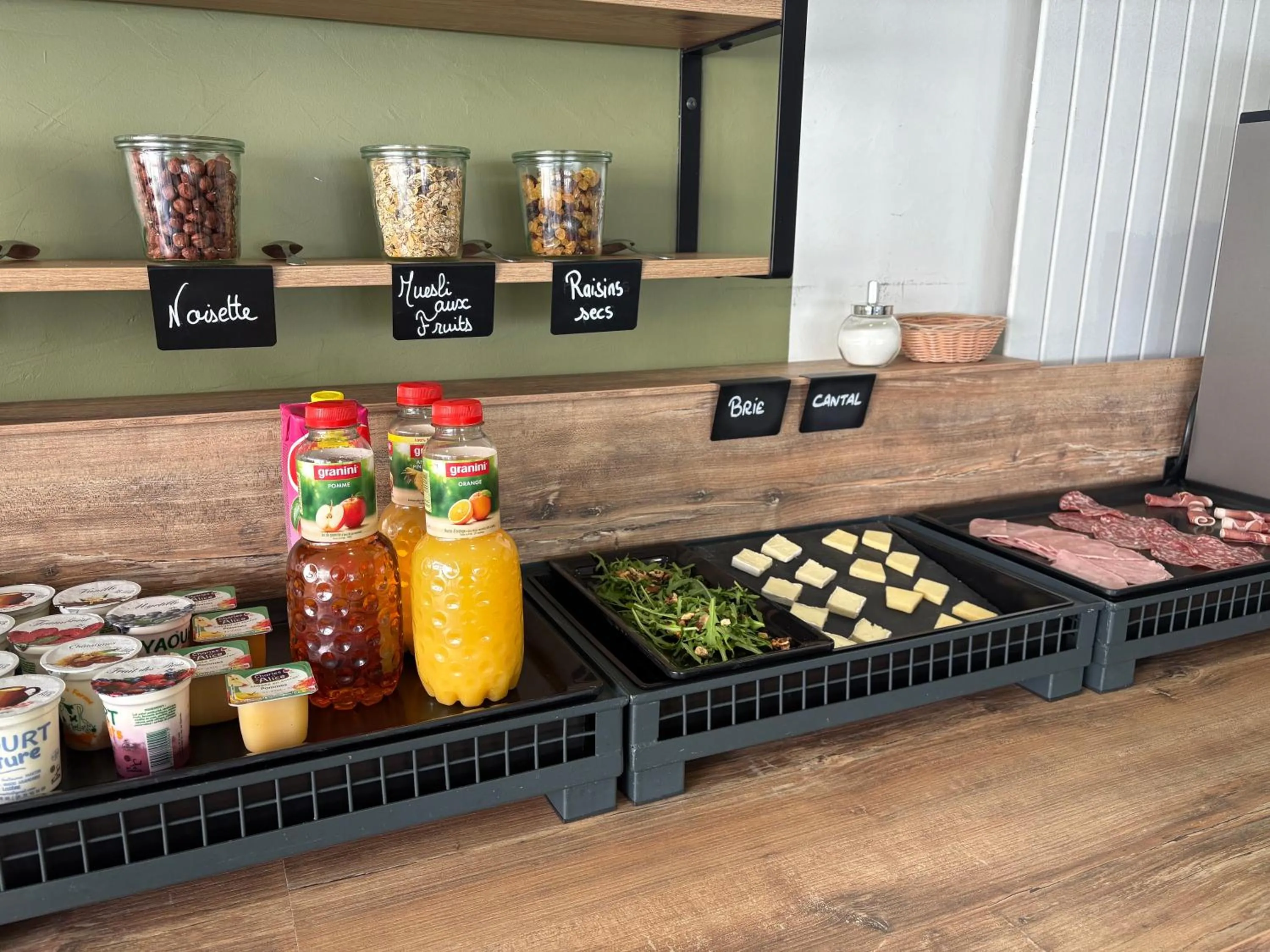 Food and drinks in Cit'hôtel Le Chris'tel hôtel et restaurant