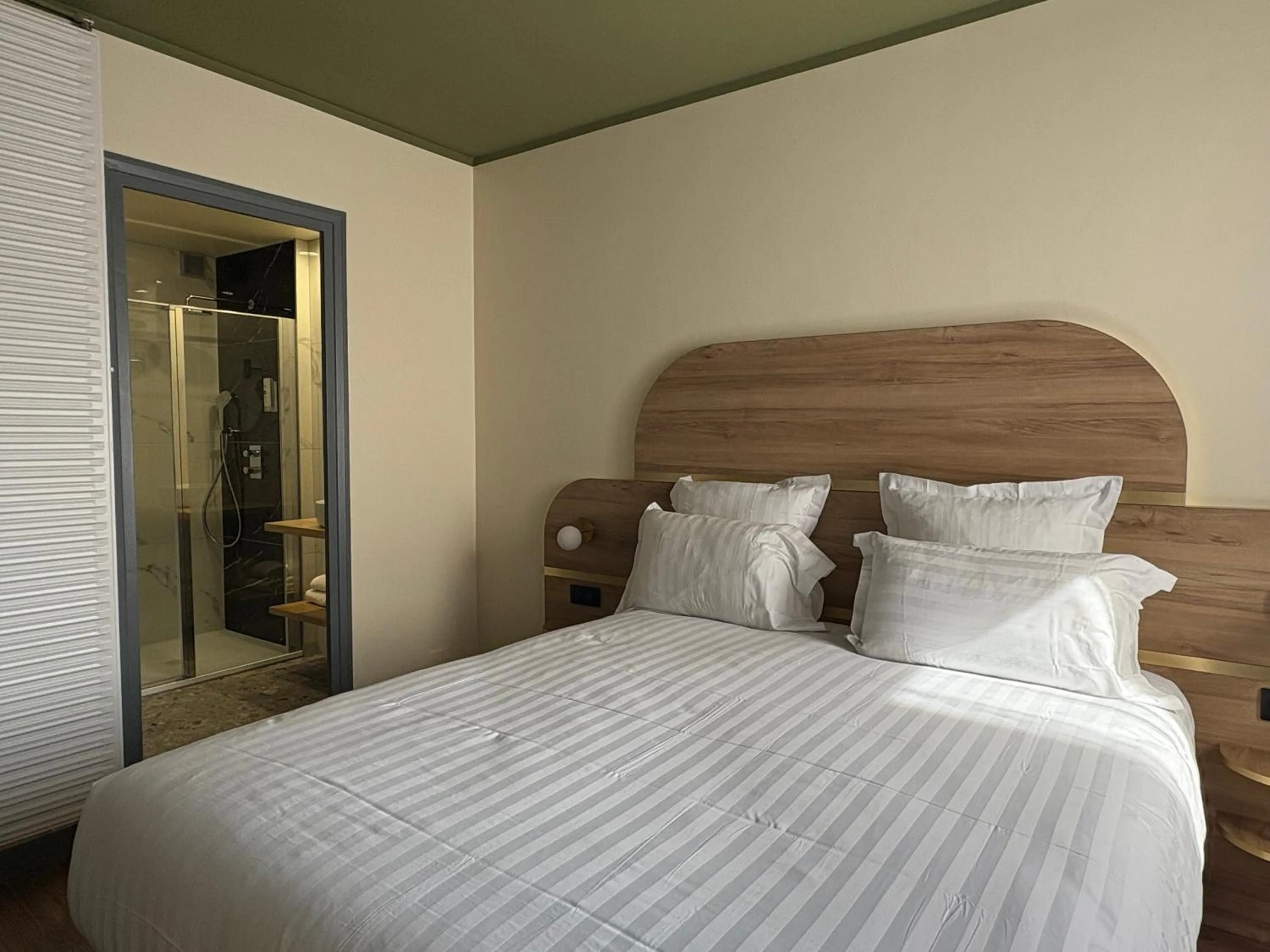 Photo of the whole room, Bed in Cit'hôtel Le Chris'tel hôtel et restaurant