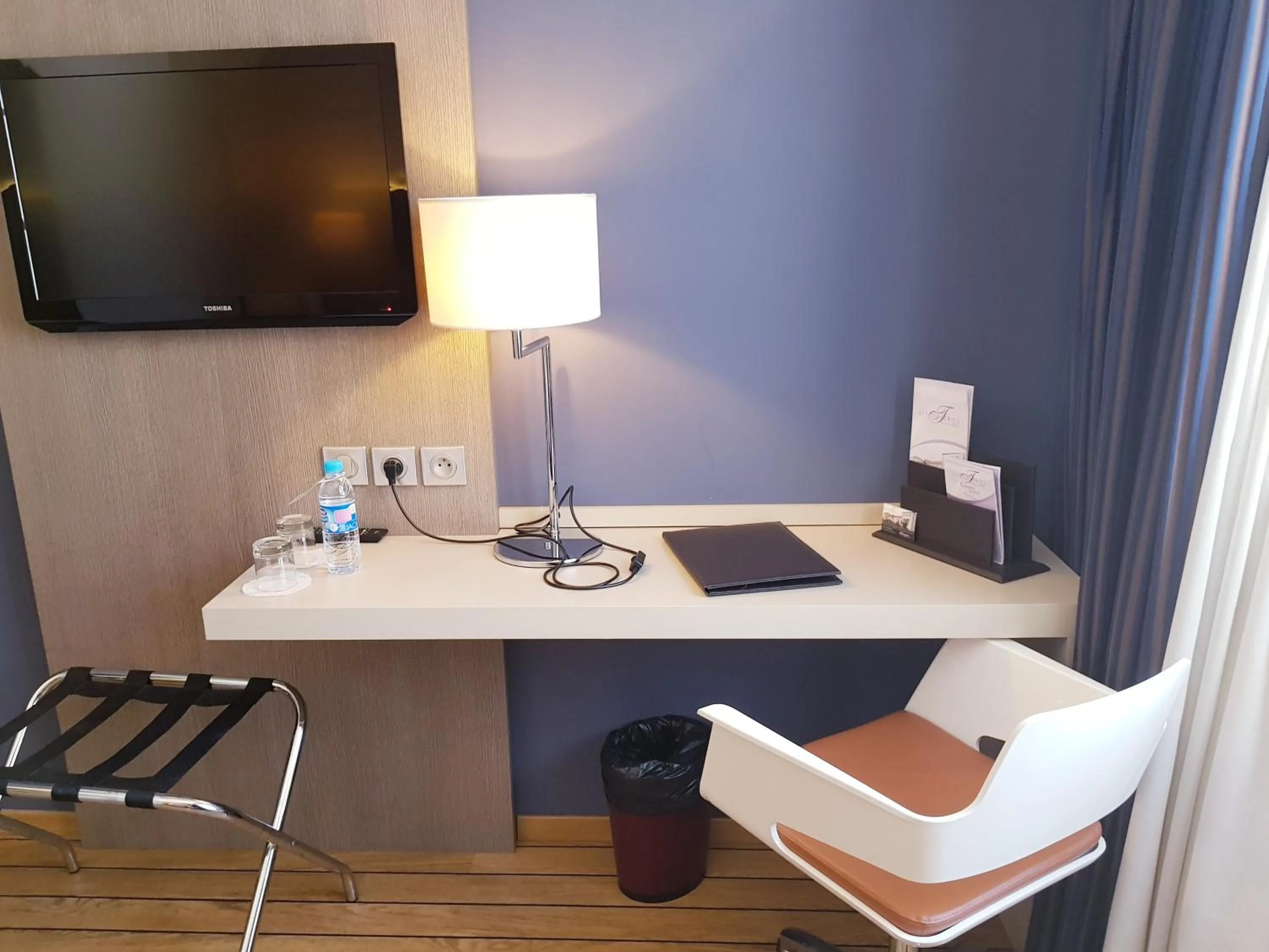 TV and multimedia in Logis Hôtel & Restaurant - Les Tuileries