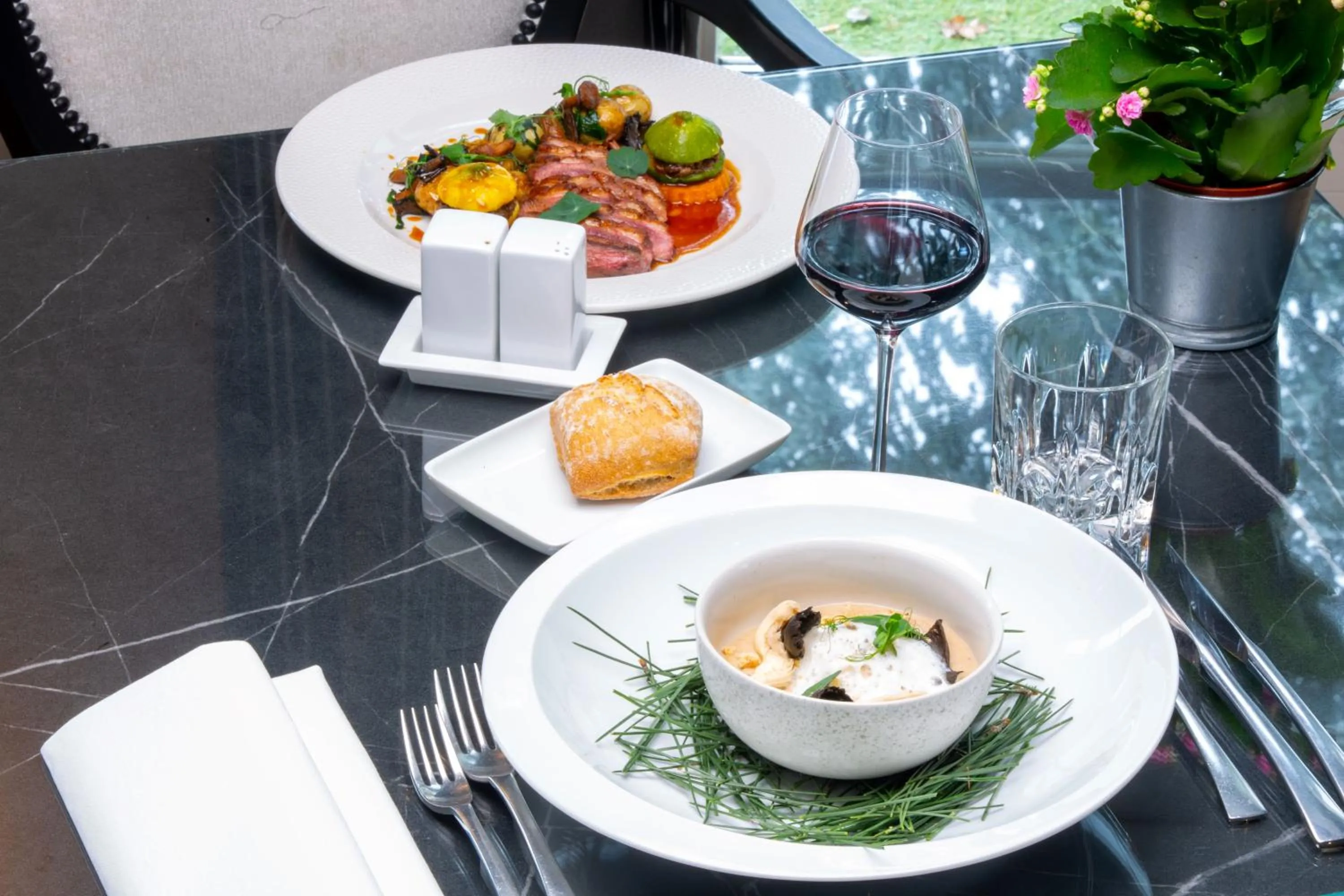 Restaurant/places to eat in Logis Hôtel & Restaurant - Les Tuileries