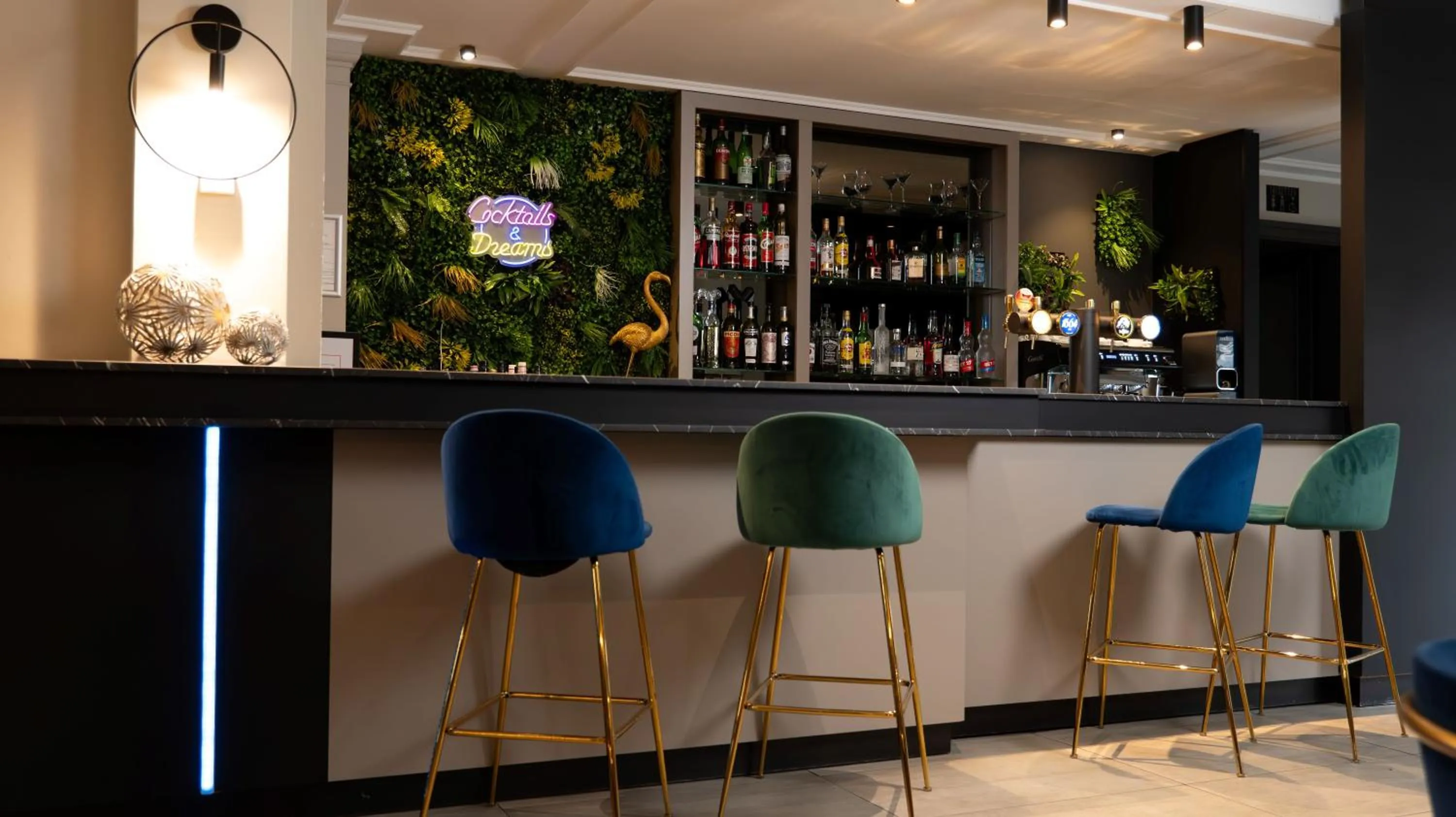 Lounge or bar in Logis Hôtel & Restaurant - Les Tuileries