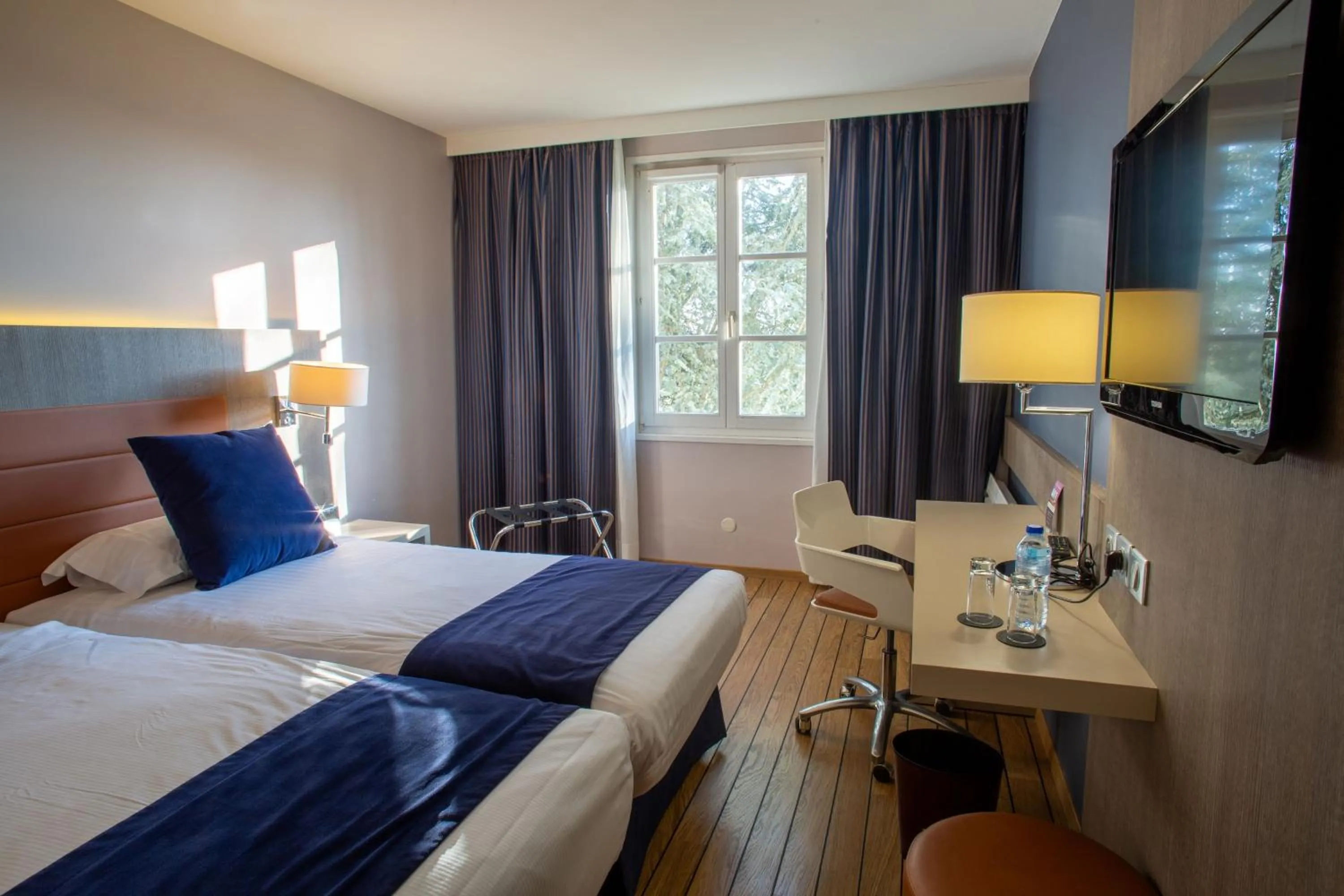 Bed in Logis Hôtel & Restaurant - Les Tuileries