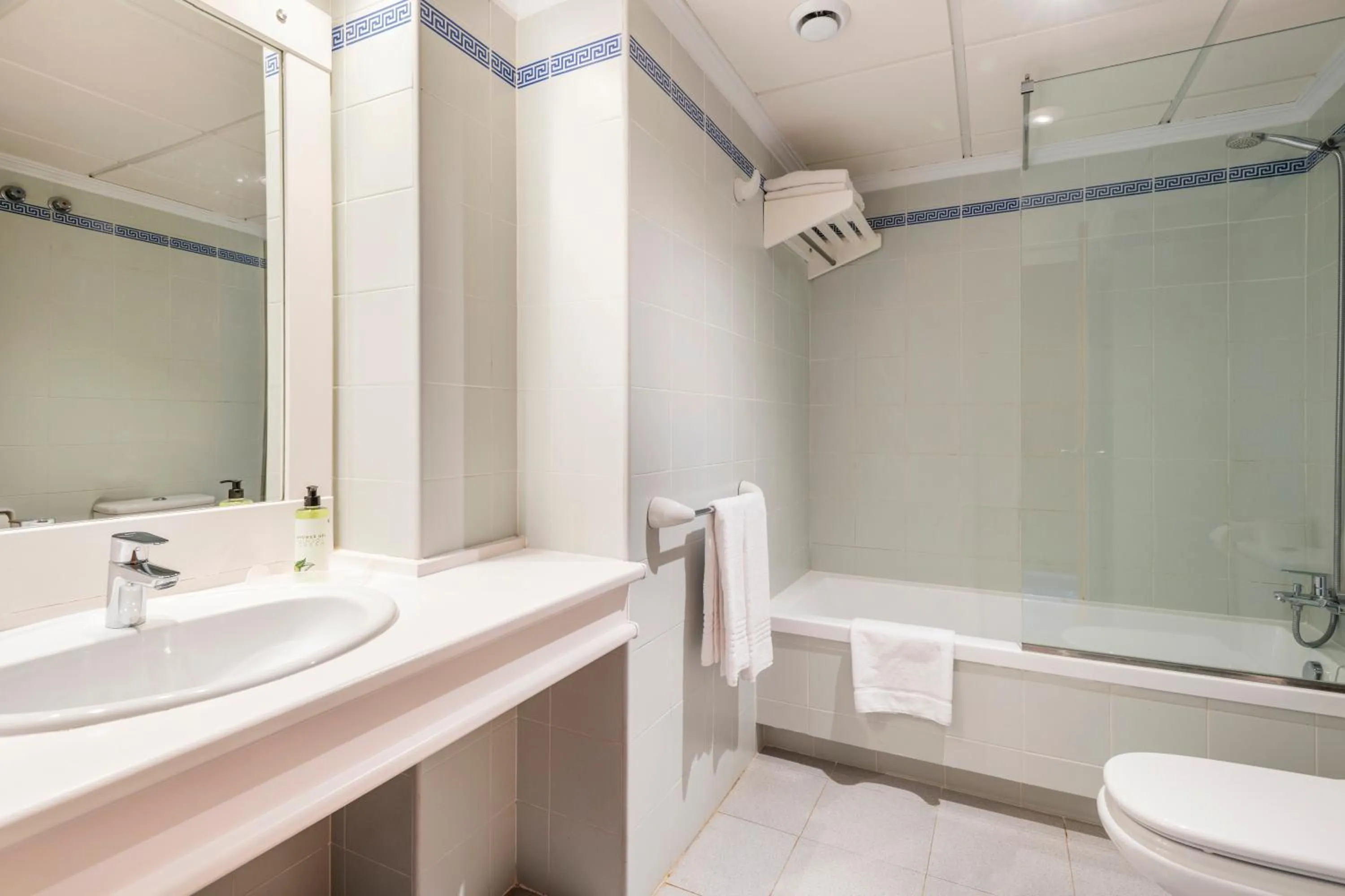 Bathroom in Inturotel Esmeralda Garden