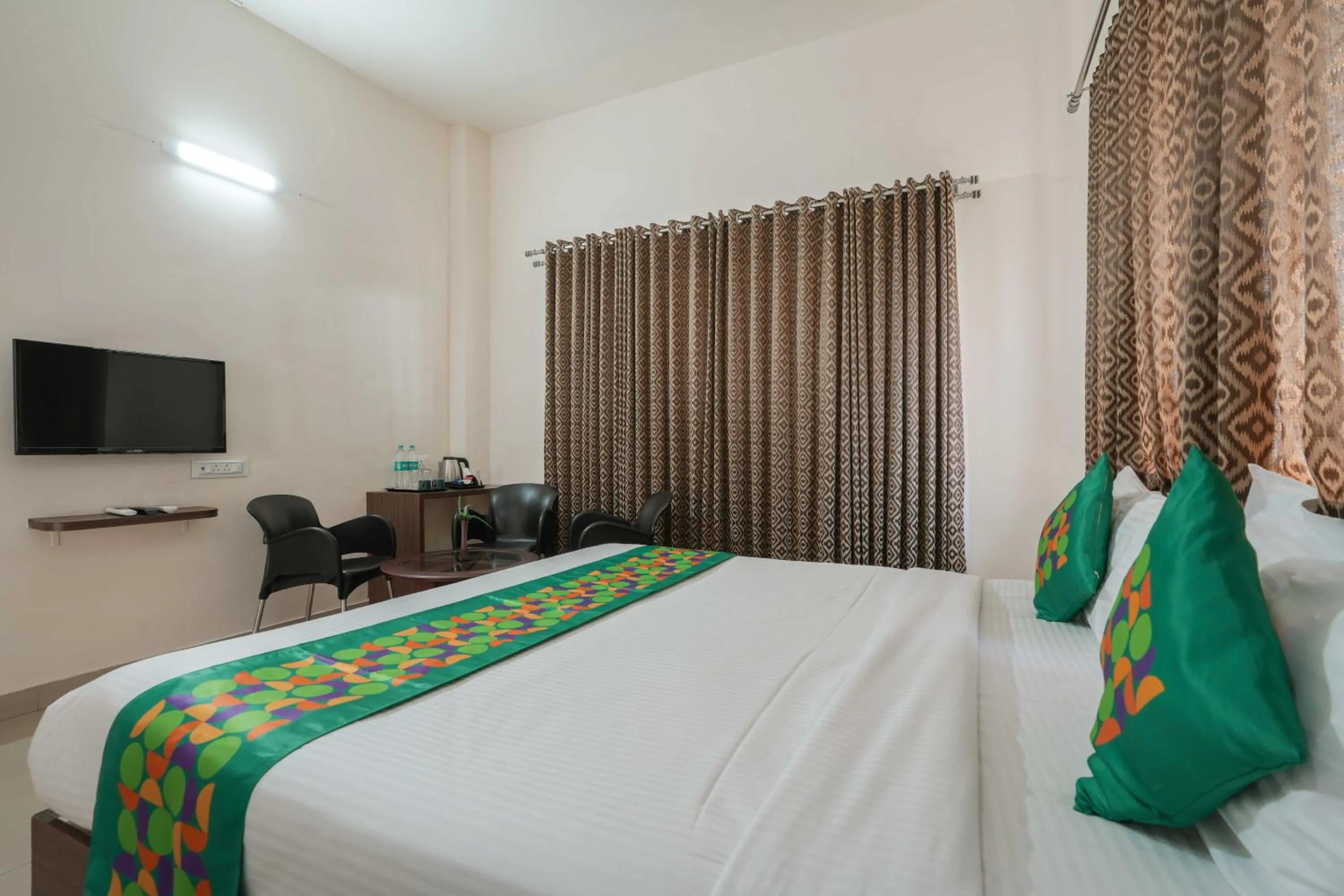 Bedroom, Bed in Treebo Pappilon Palace - PVS Circle