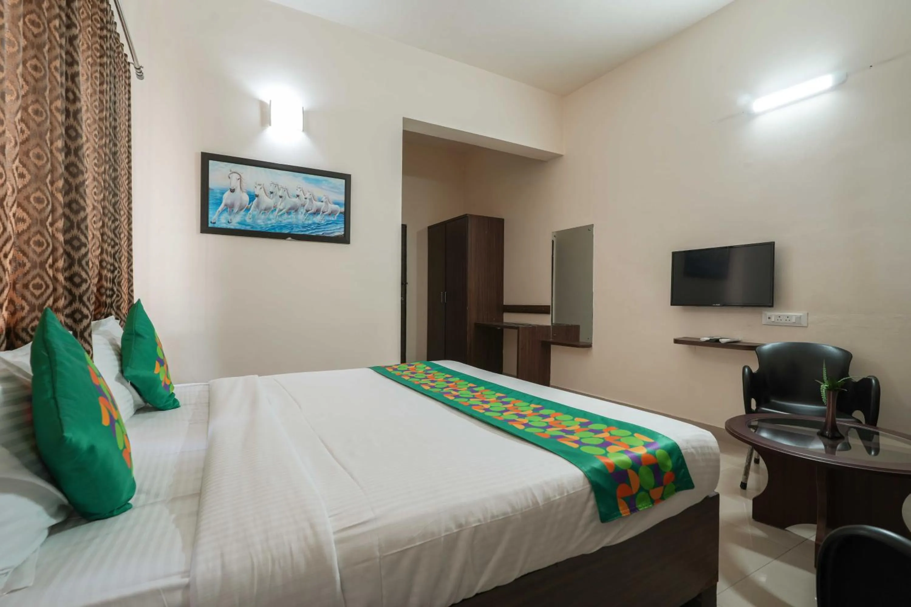 Bedroom, Bed in Treebo Pappilon Palace - PVS Circle