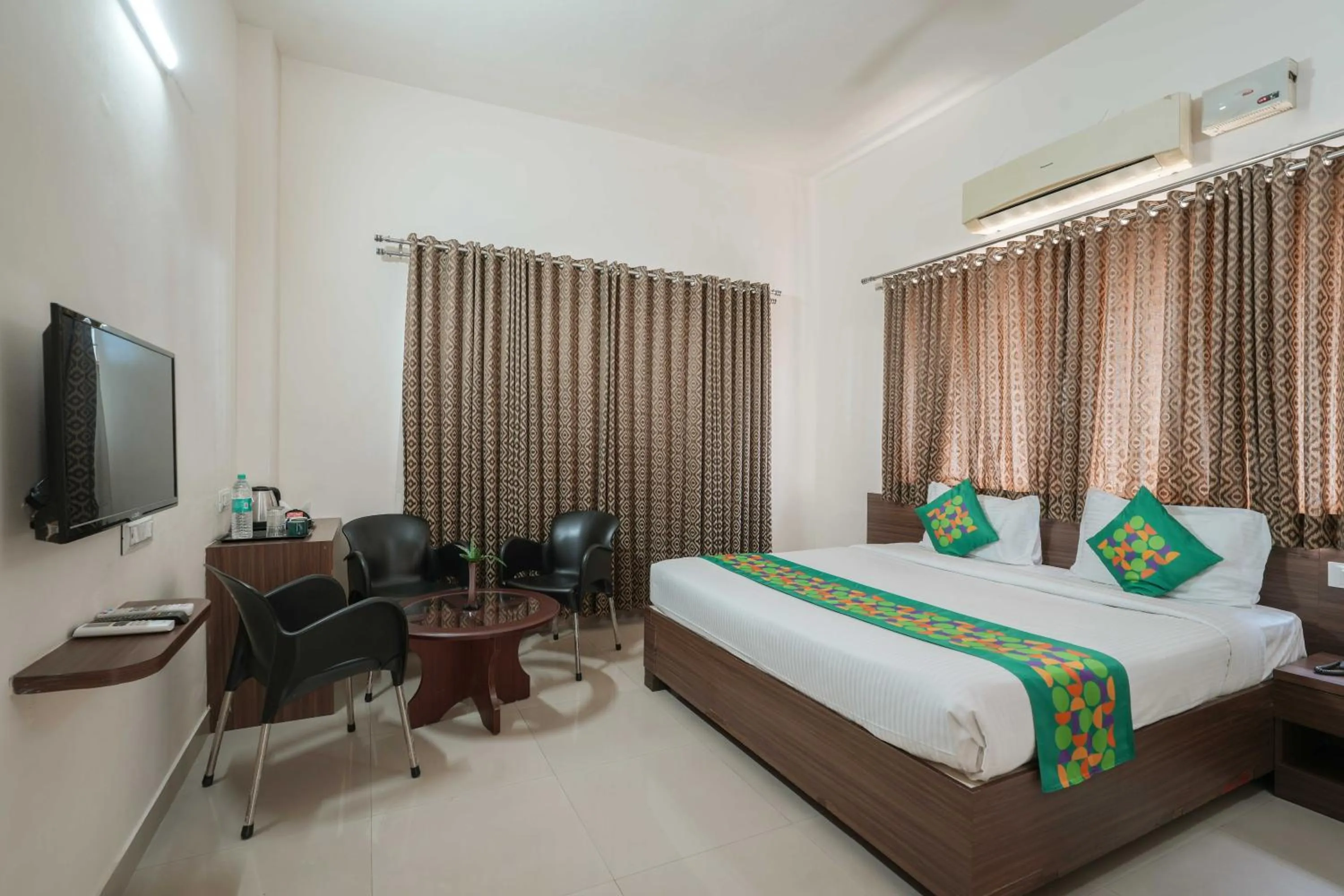 Bedroom, Bed in Treebo Pappilon Palace - PVS Circle