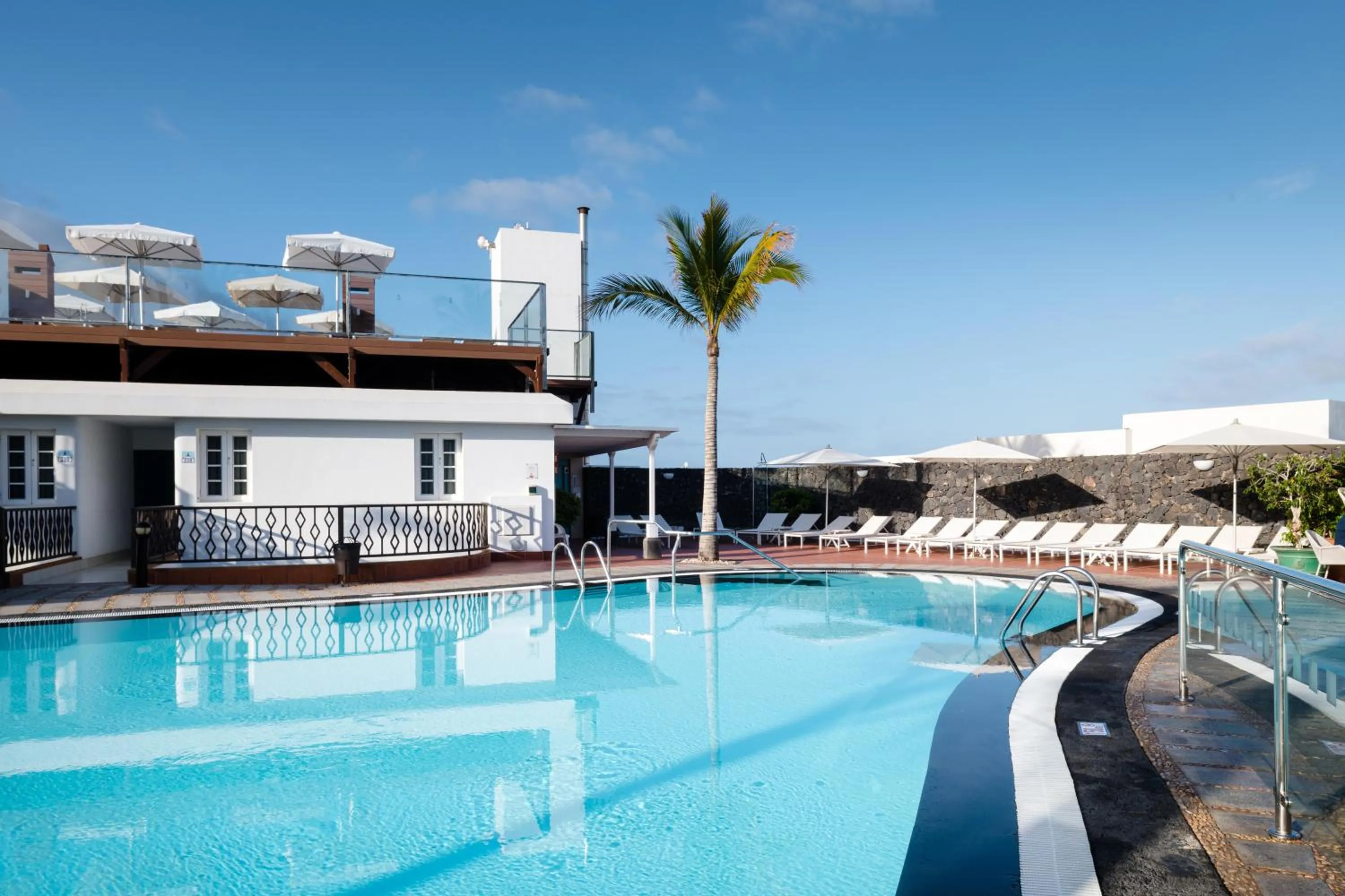 Swimming pool in Plus Fariones Apartamentos