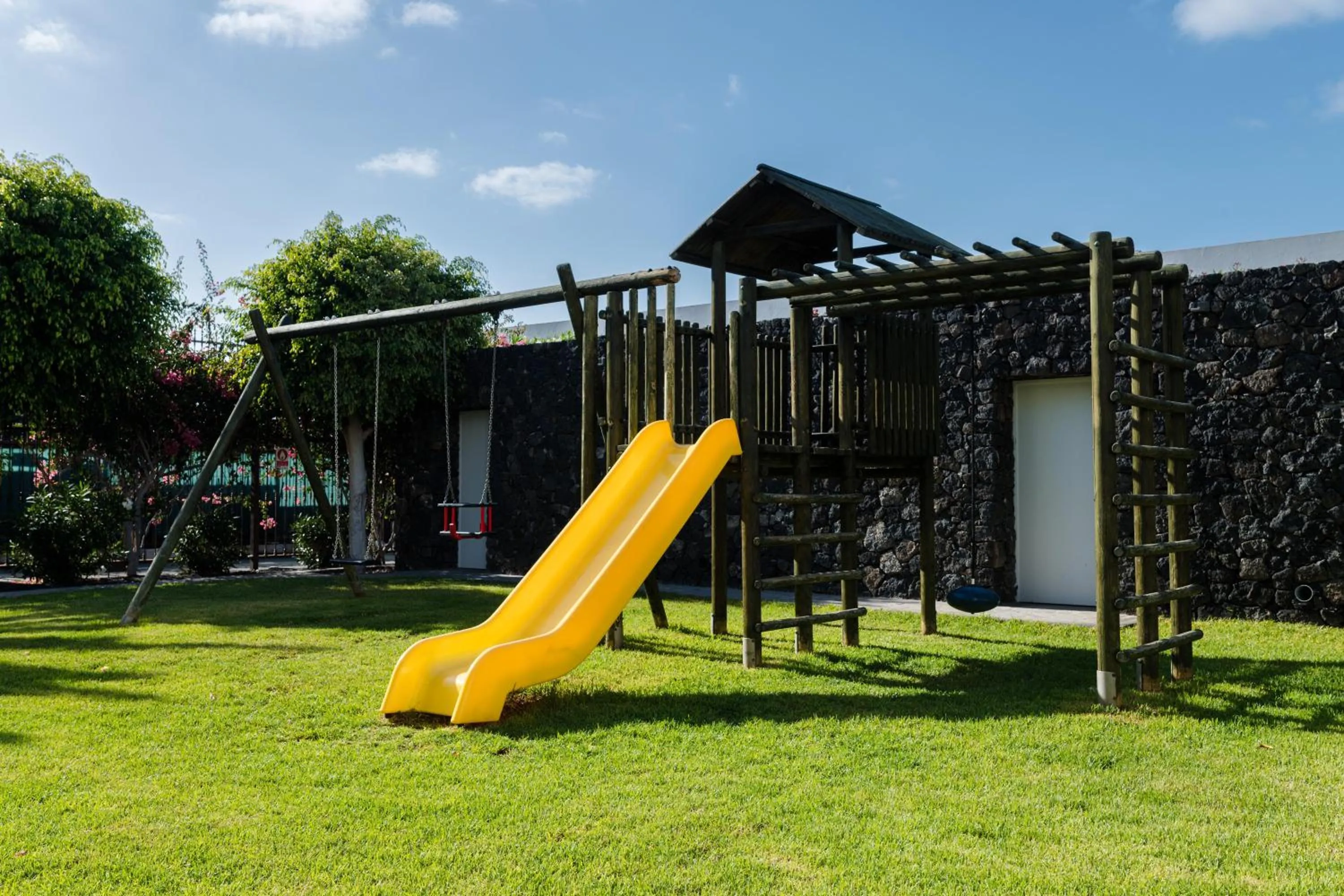 children in Plus Fariones Apartamentos