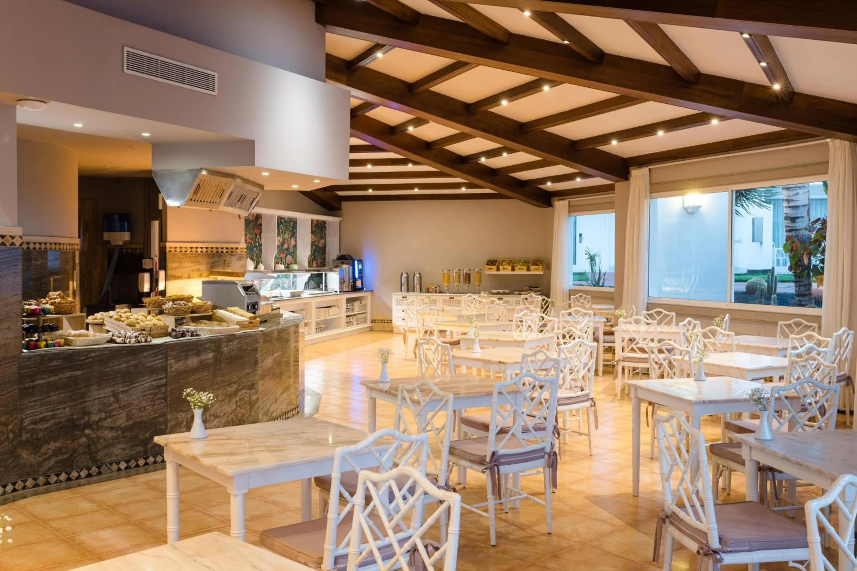 Restaurant/places to eat in Plus Fariones Apartamentos