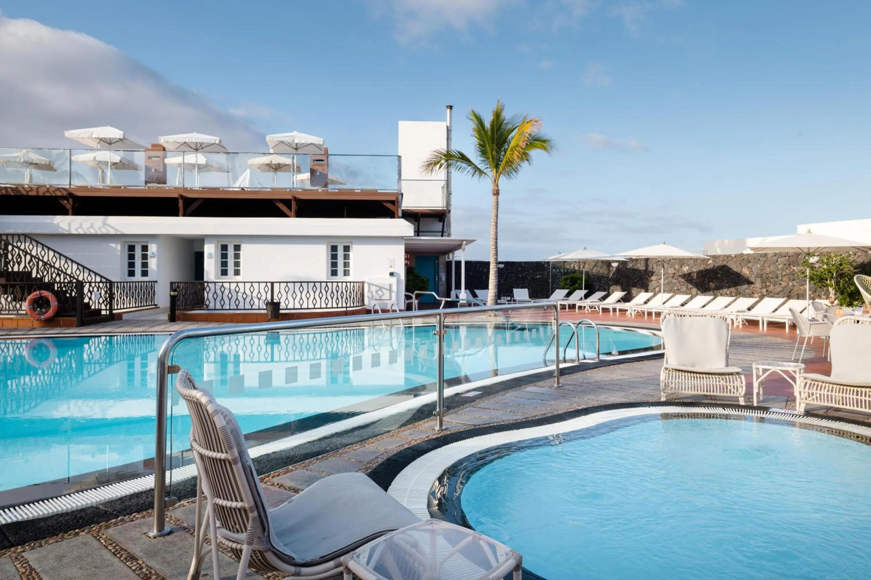 Swimming pool in Plus Fariones Apartamentos