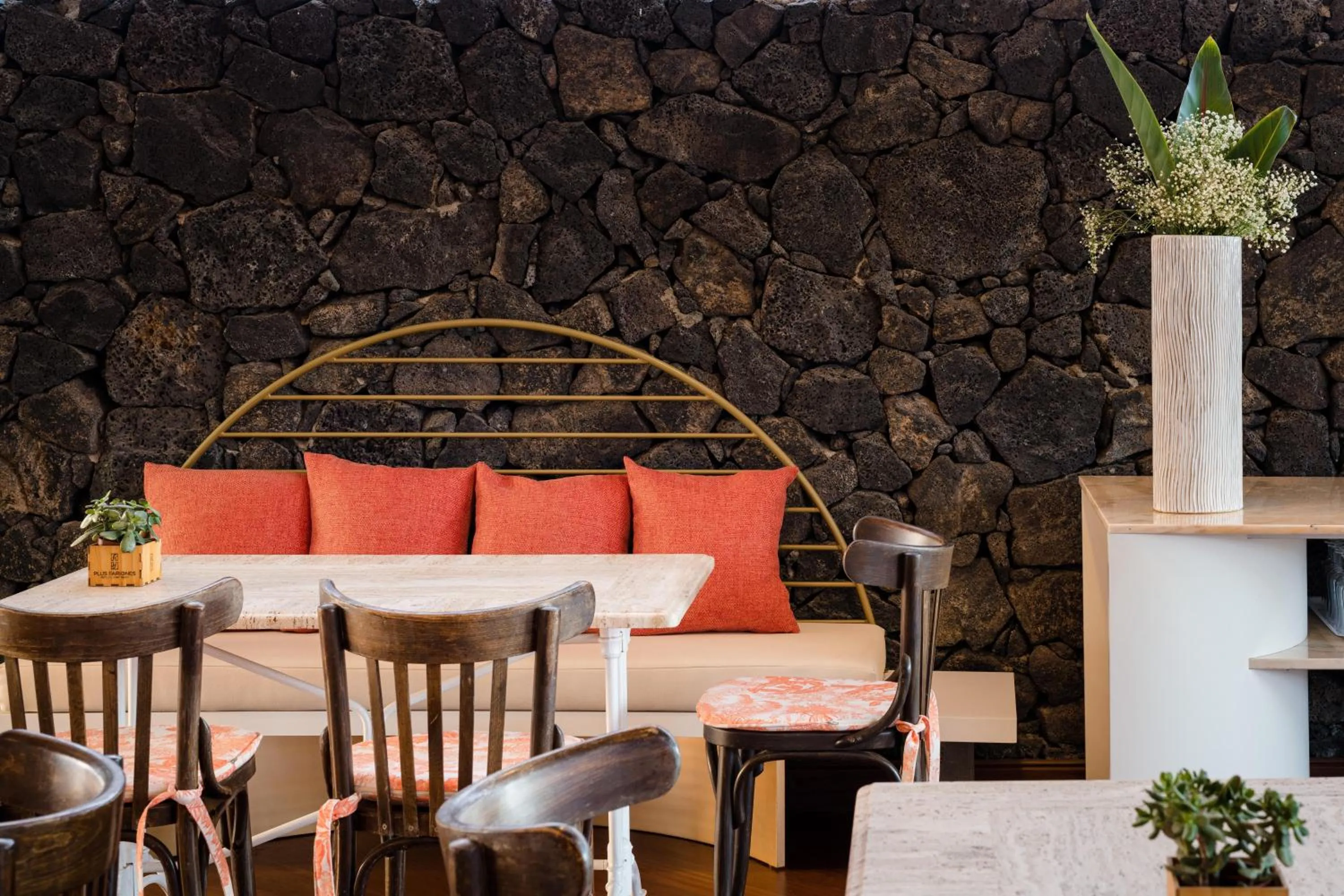 Restaurant/places to eat in Plus Fariones Apartamentos