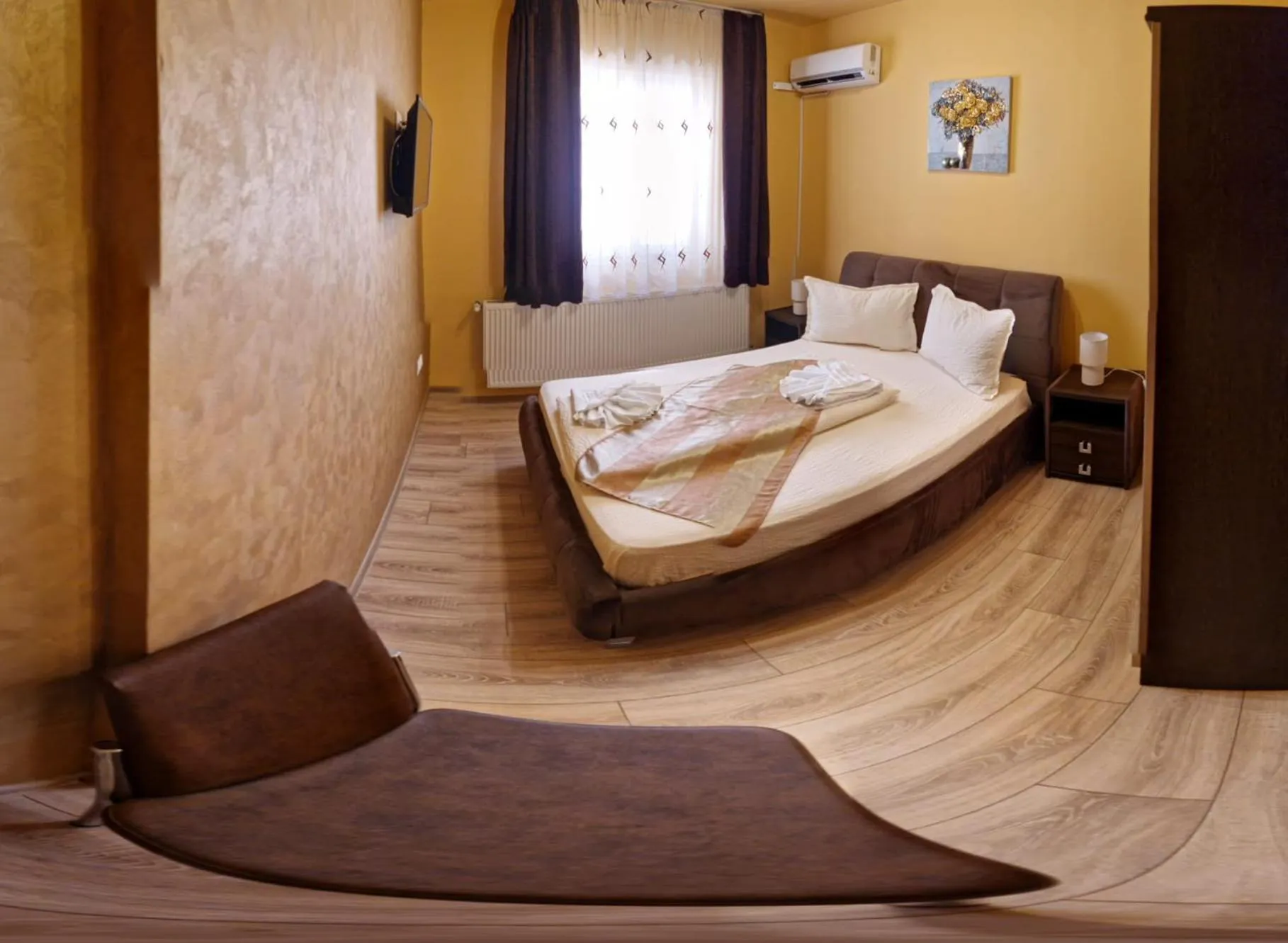 Bed in Pensiunea Muresul