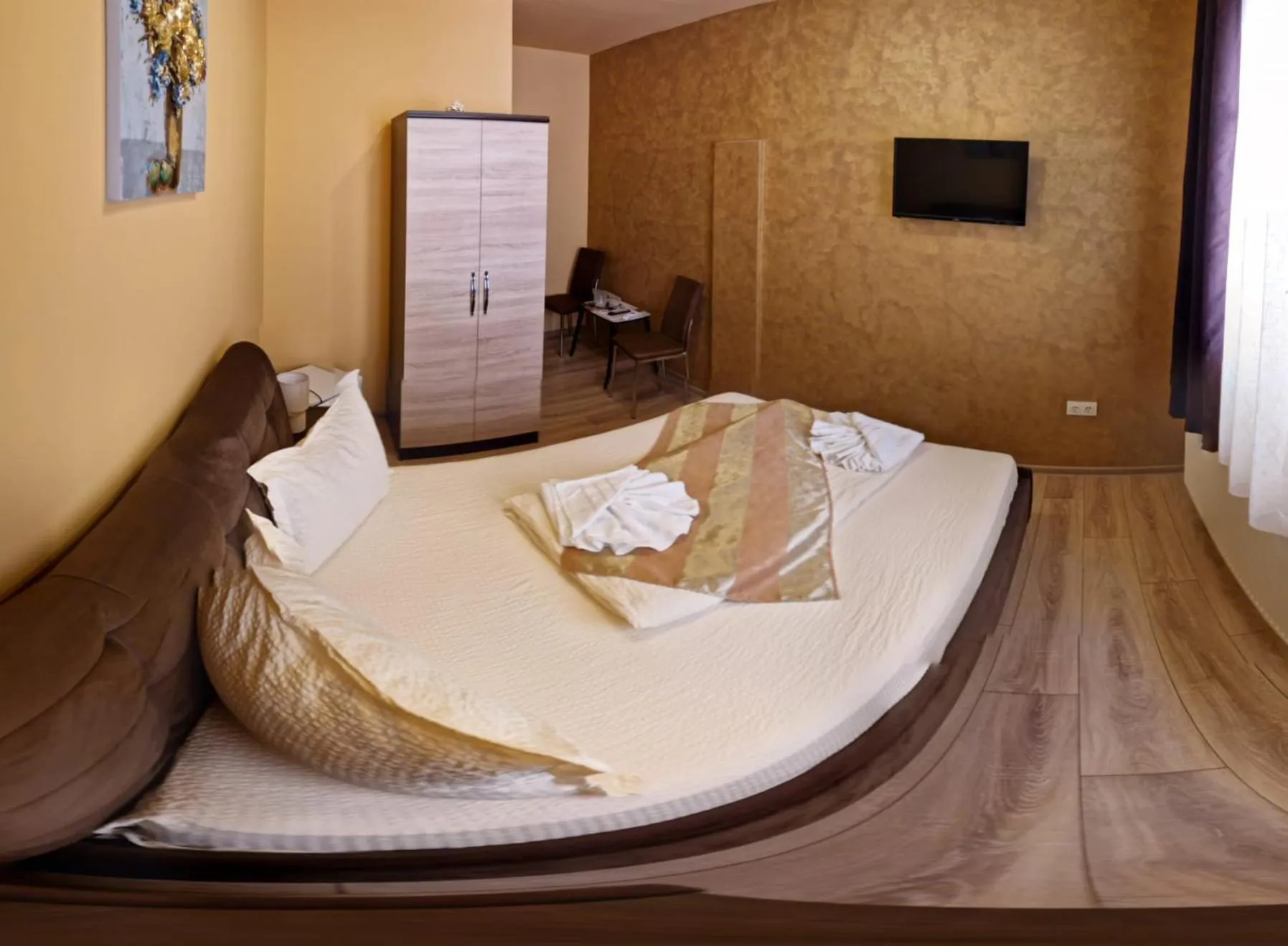 Bed in Pensiunea Muresul