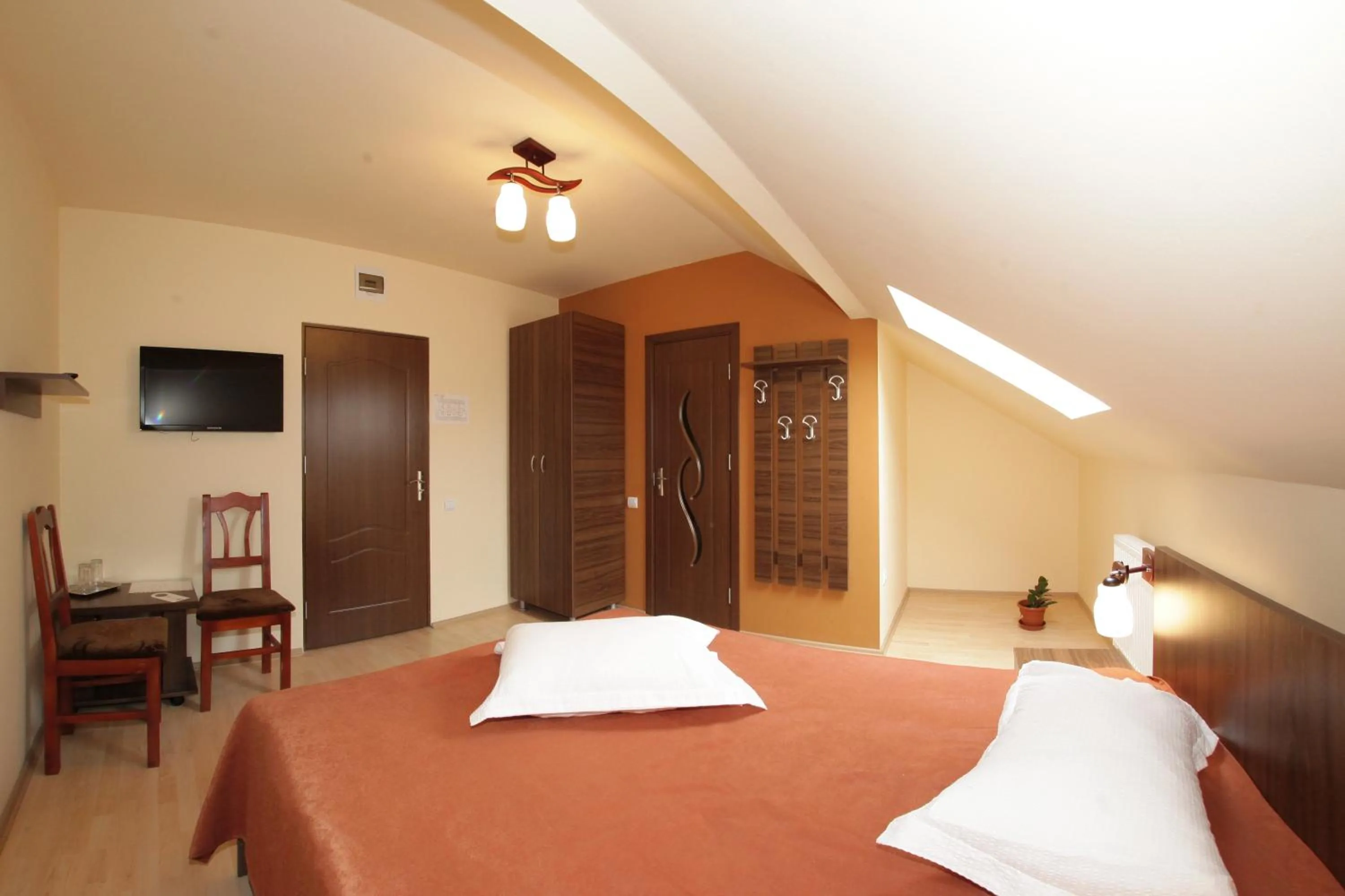 Photo of the whole room, Bed in Pensiunea Muresul