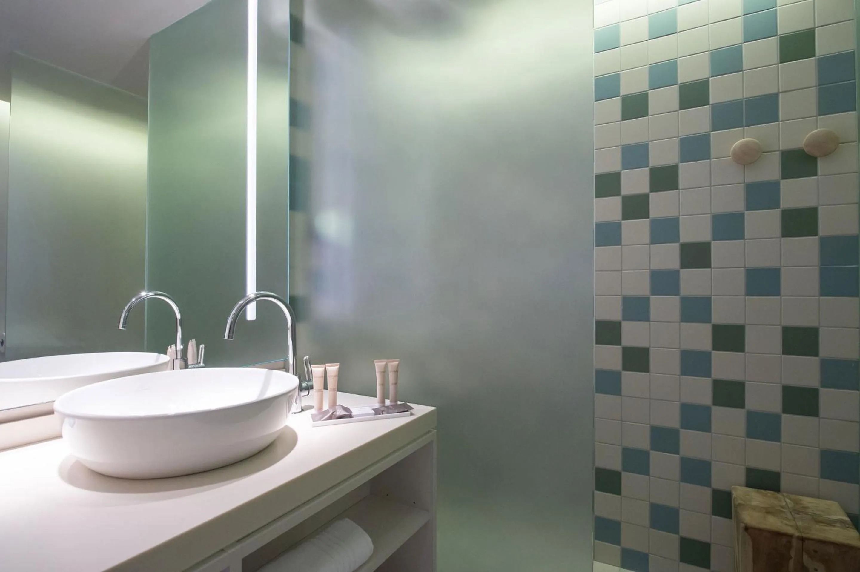 Shower in Inturotel Cala Esmeralda Beach Hotel & Spa - Adults Only