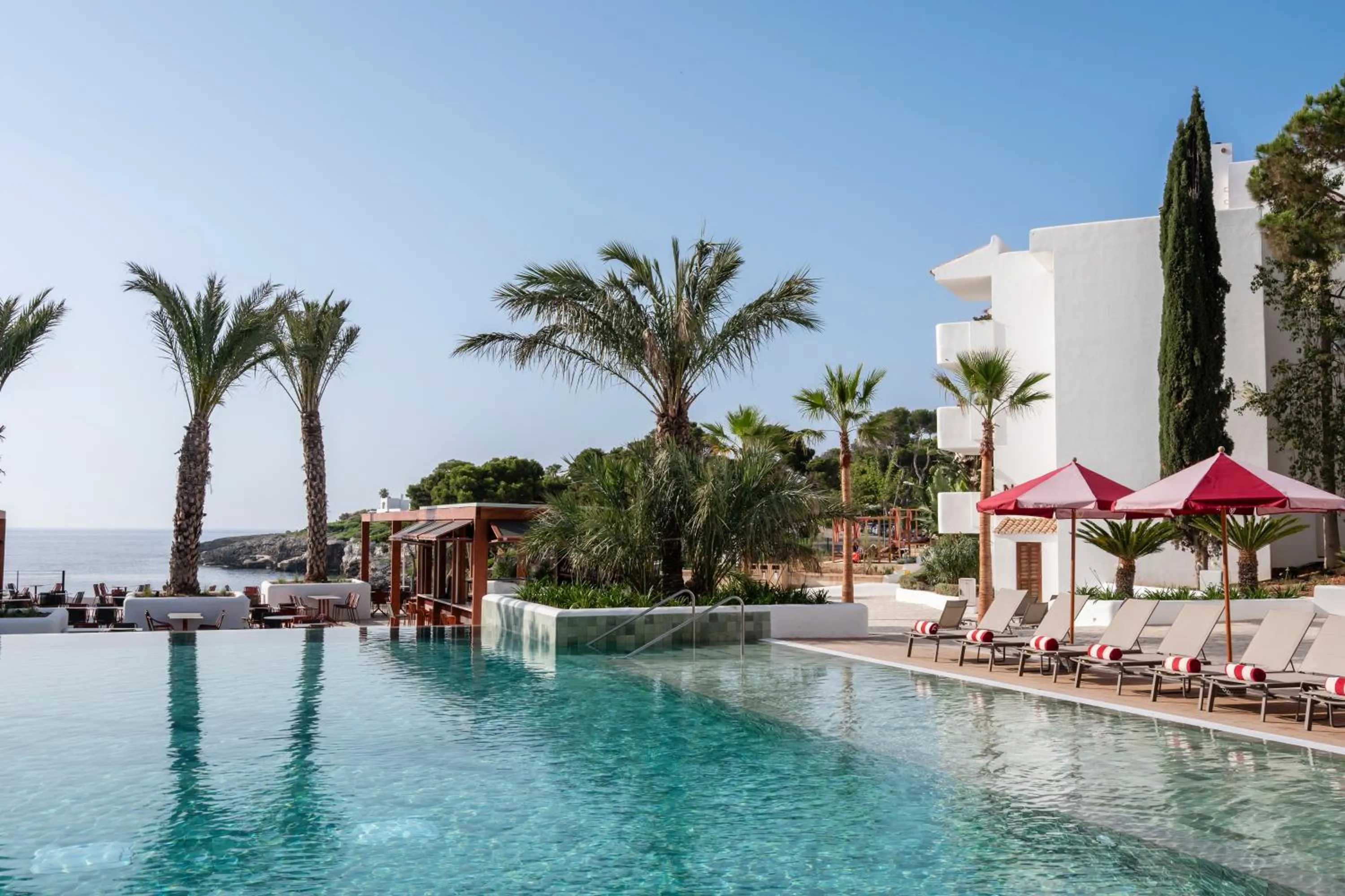 Swimming pool in Inturotel Esmeralda Park