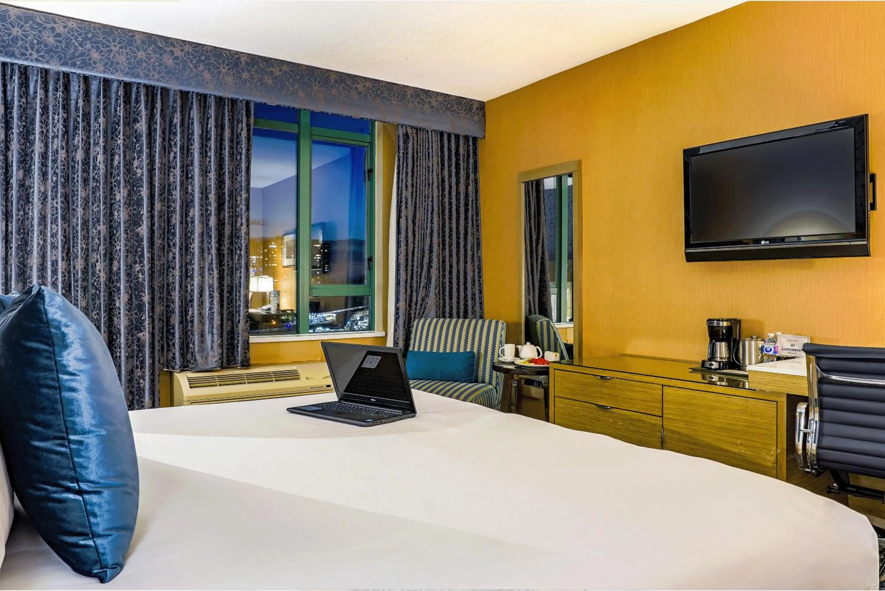 Bed in Executive Plaza Hotel & Conference Centre, Metro Vancouver