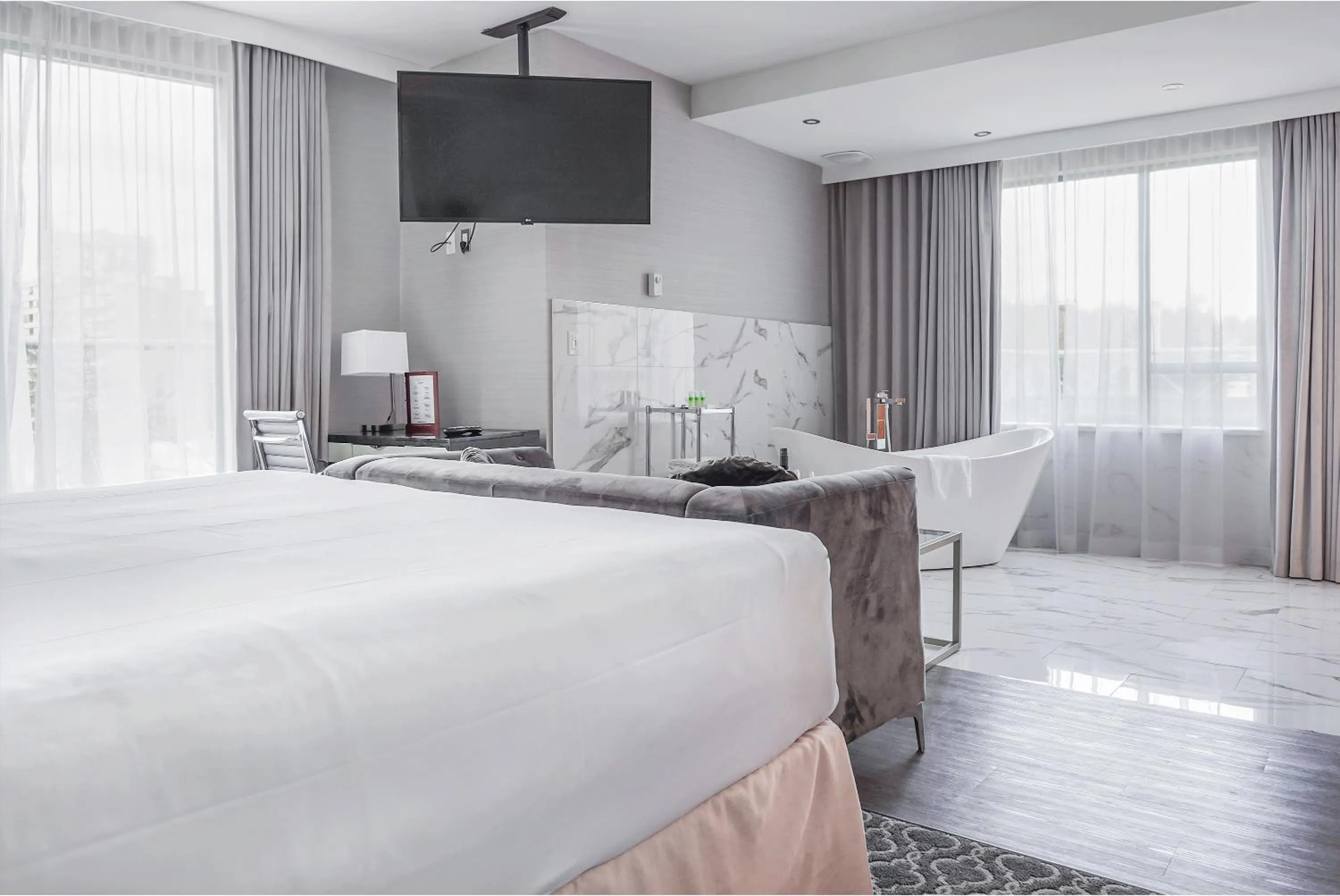 Bed in Executive Plaza Hotel & Conference Centre, Metro Vancouver