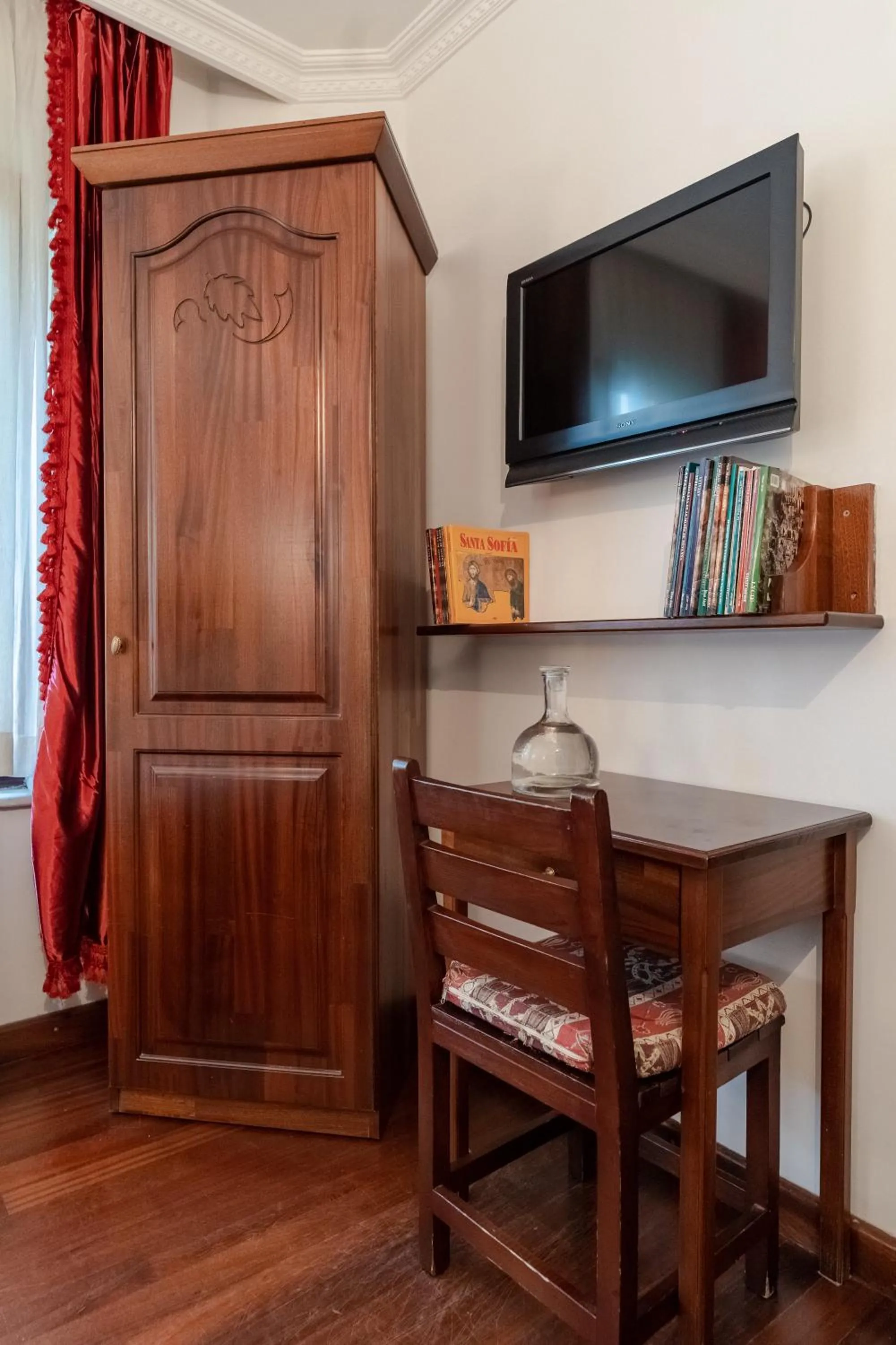 Communal lounge/ TV room in Şebnem Hotel