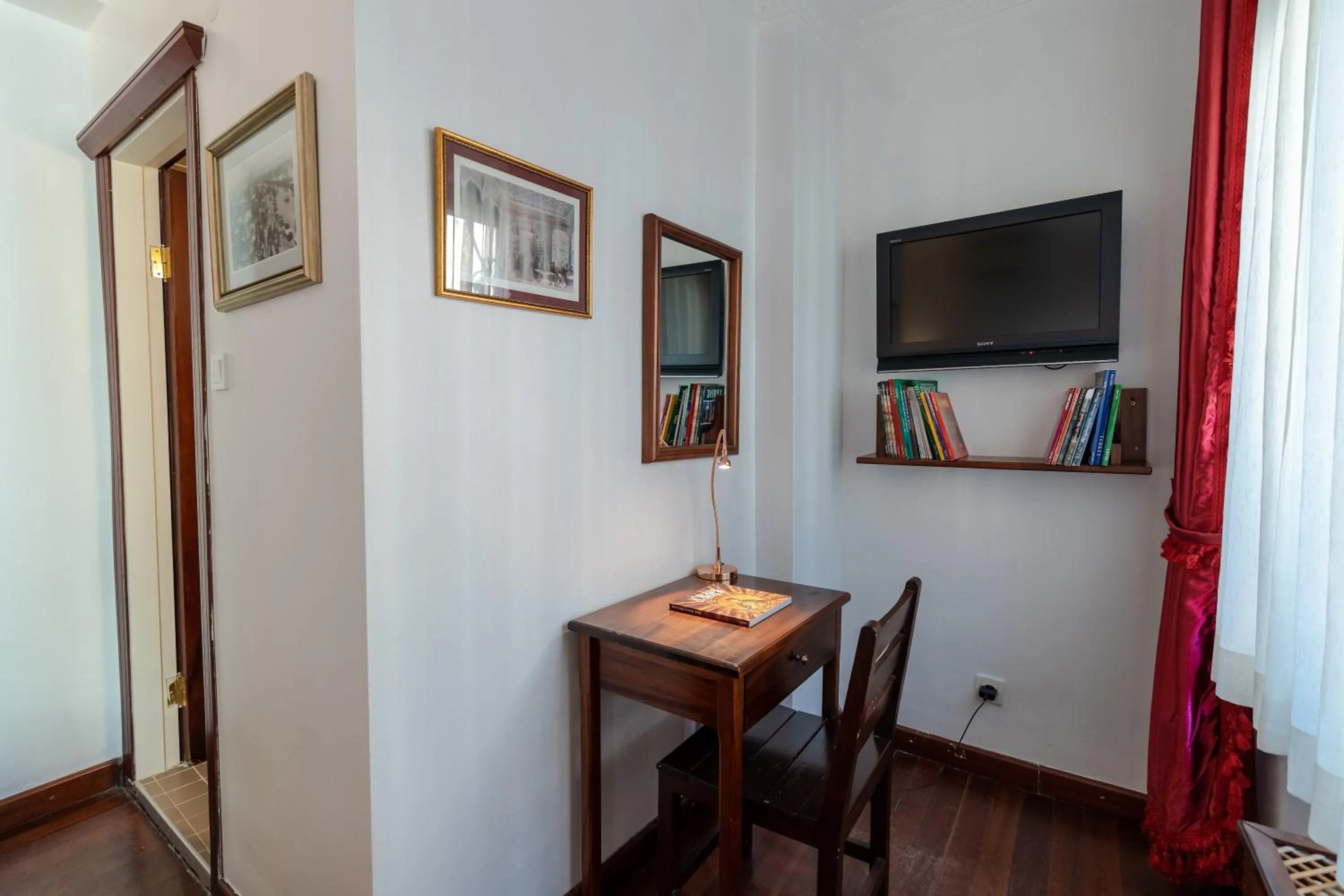 Communal lounge/ TV room in Şebnem Hotel