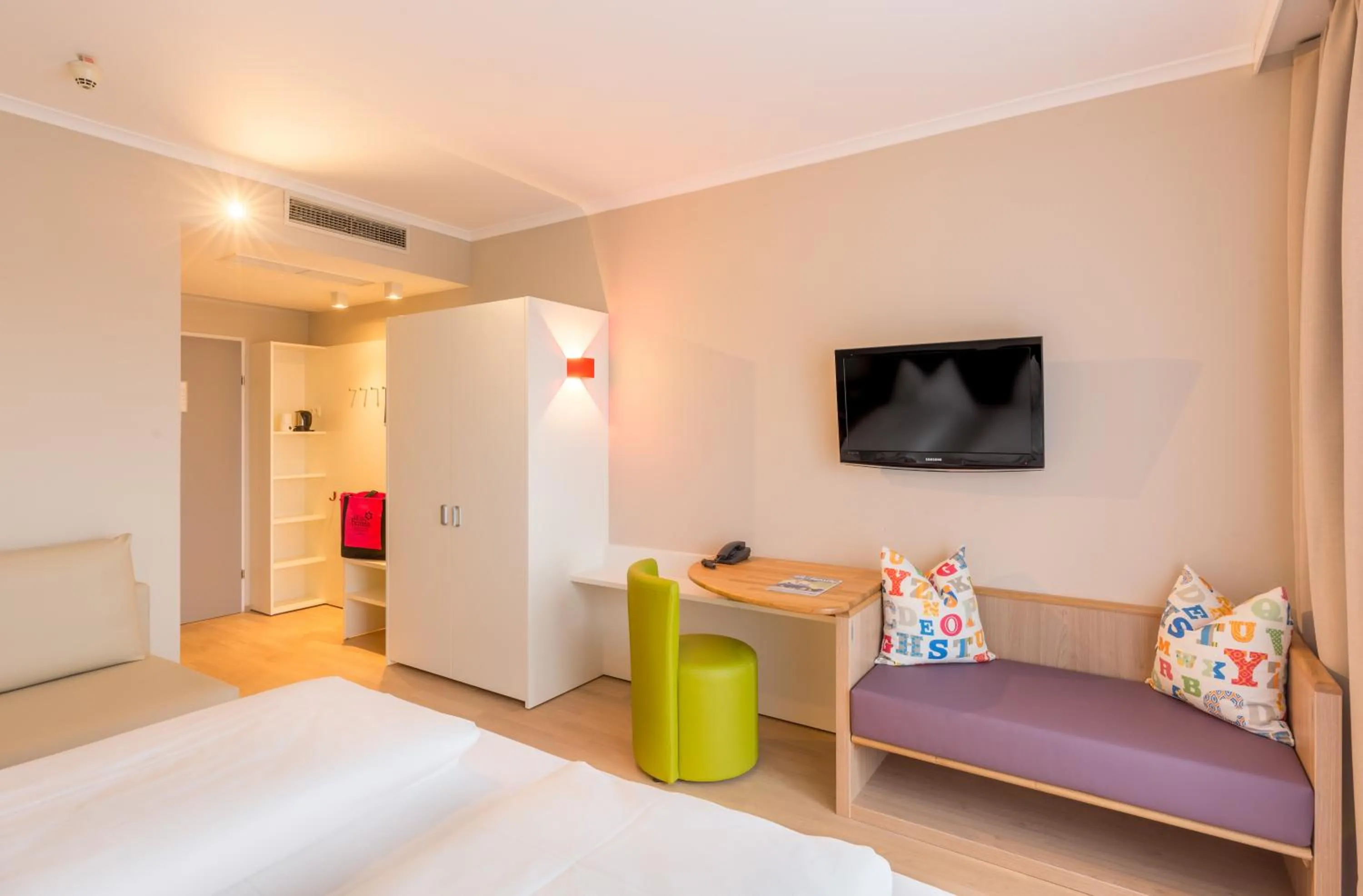 Photo of the whole room, Bed in All in Red Thermenhotel