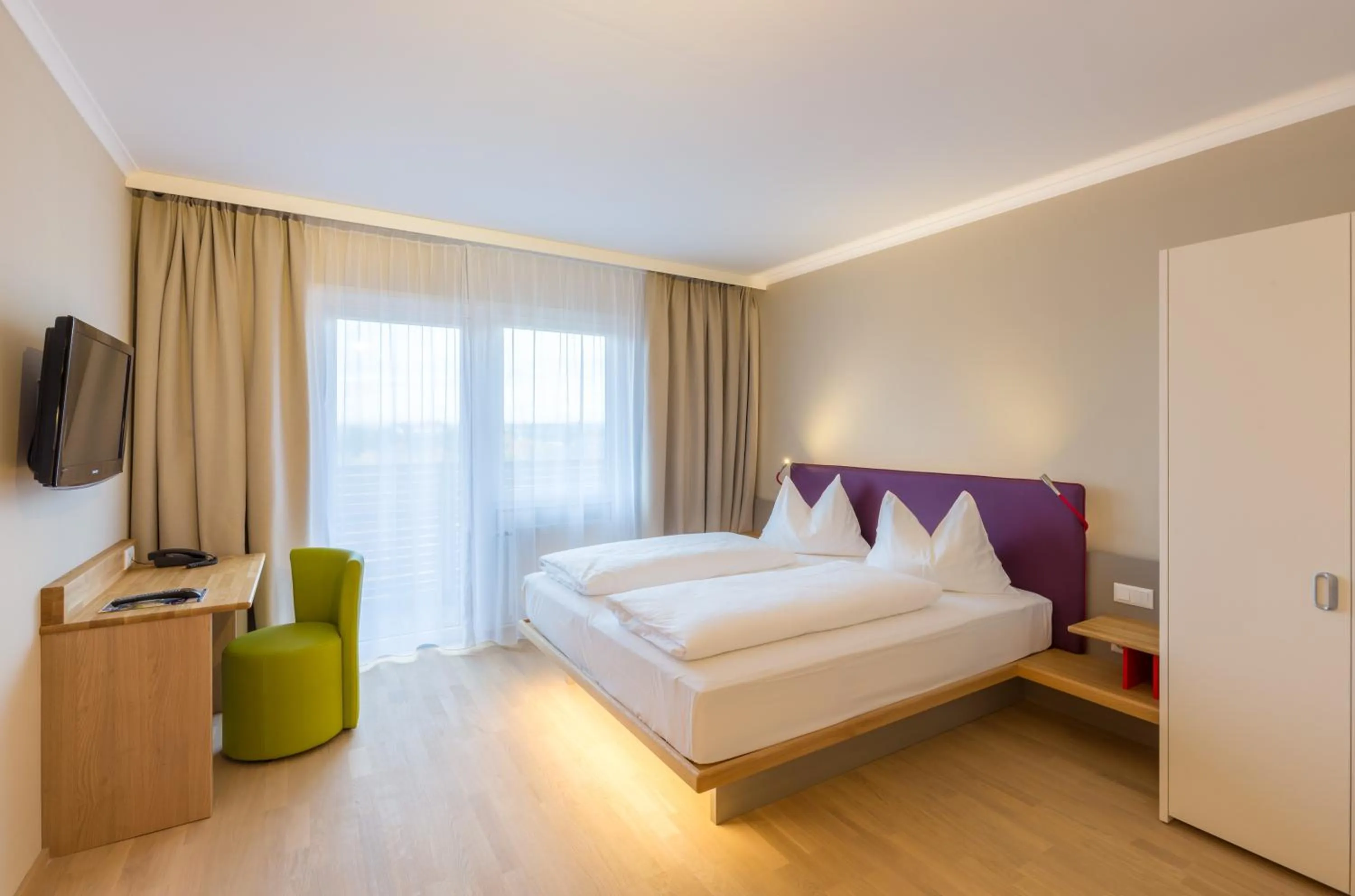 Photo of the whole room, Bed in All in Red Thermenhotel