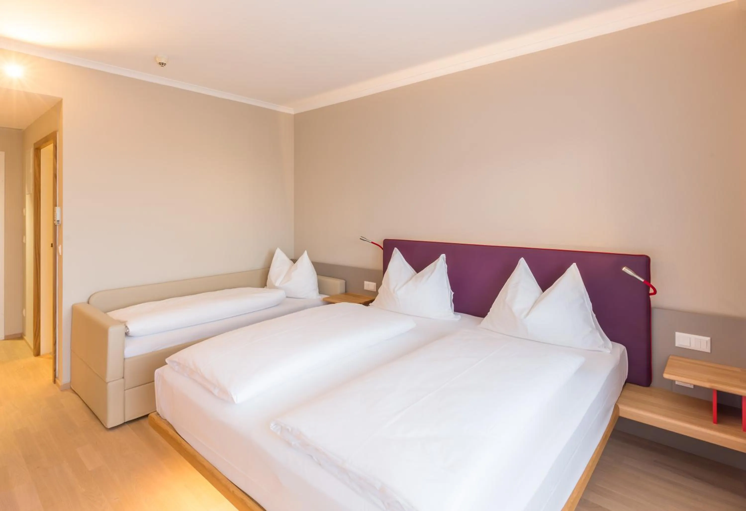 Bedroom, Bed in All in Red Thermenhotel