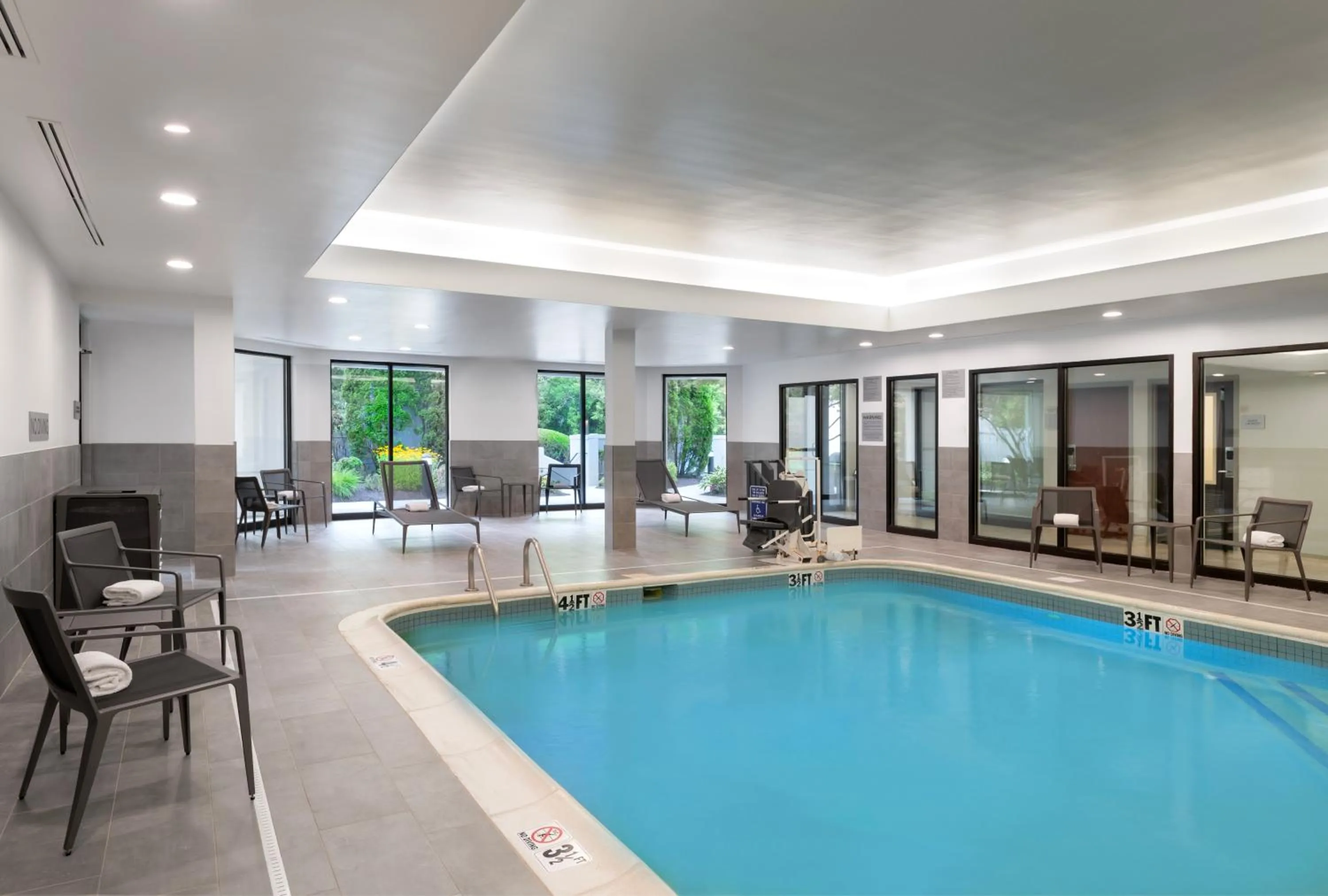 Swimming pool in Courtyard by Marriott Danbury