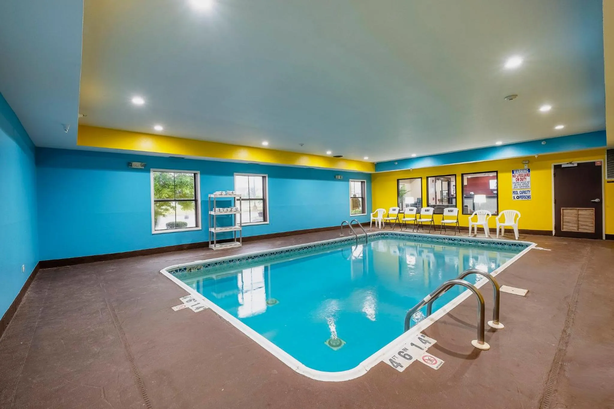 Swimming pool in Red Roof Inn & Suites Monee