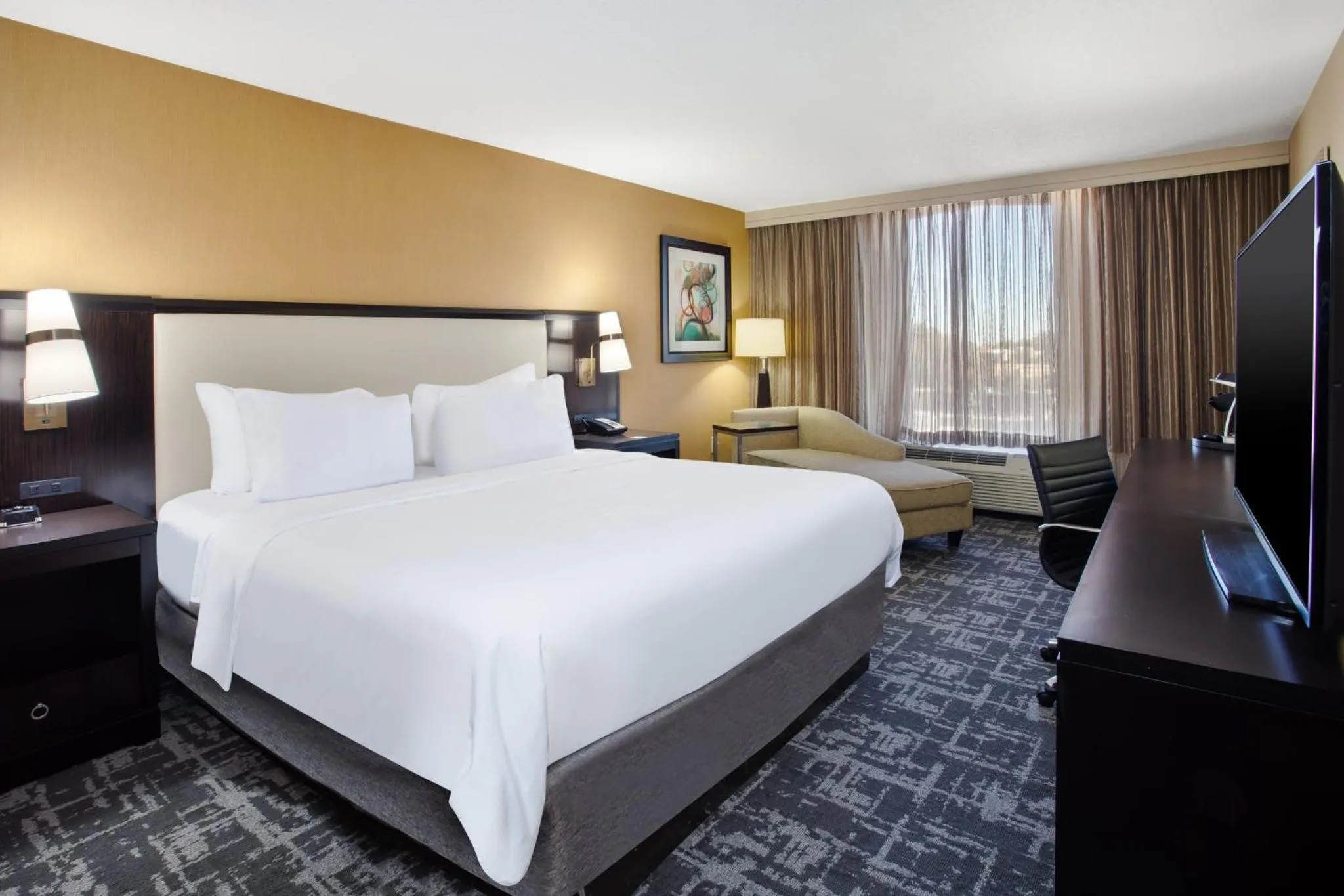 Photo of the whole room, Bed in Crowne Plaza Greenville by IHG