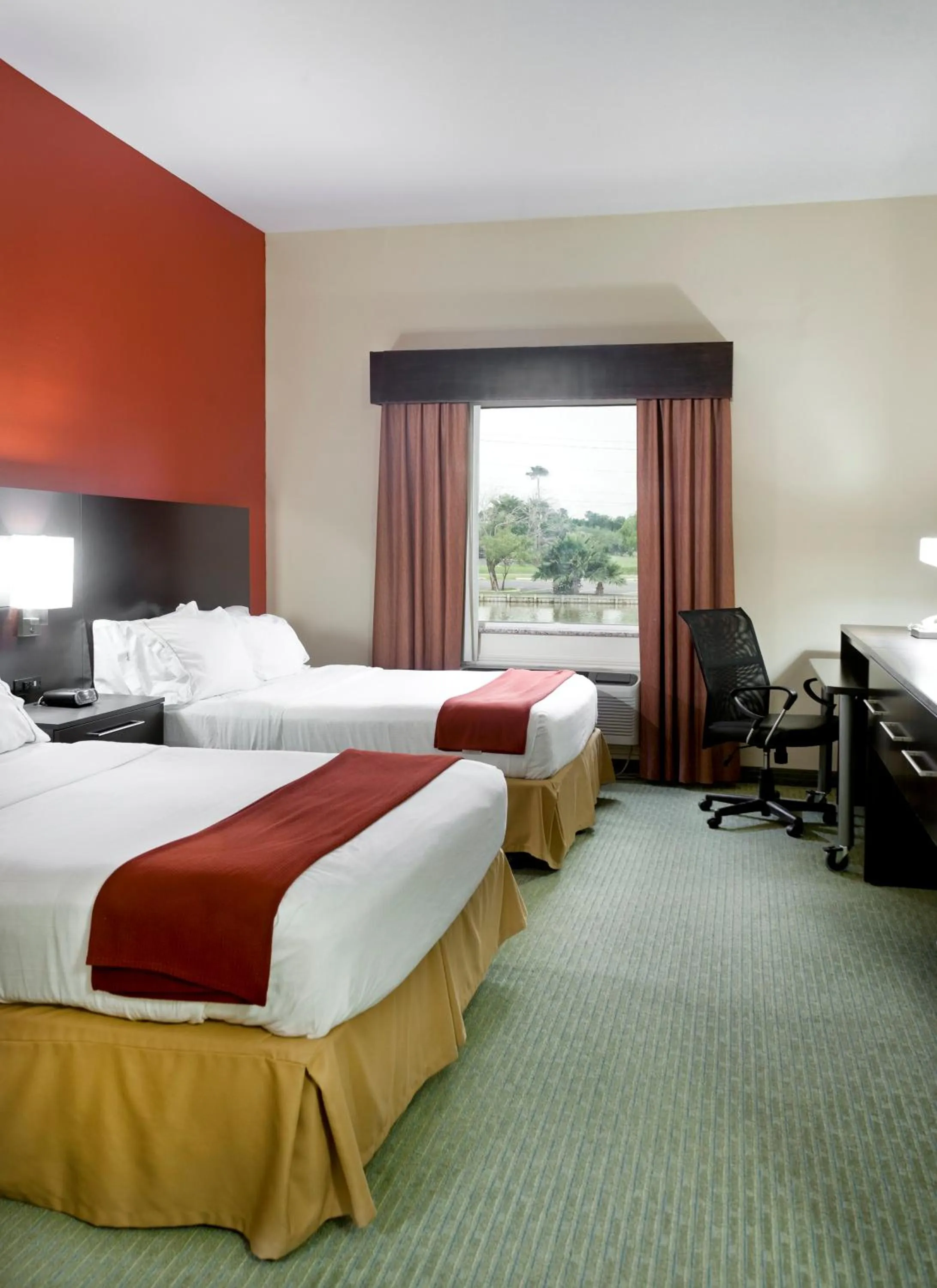 Photo of the whole room, Bed in Holiday Inn Express Hotel and Suites Brownsville by IHG