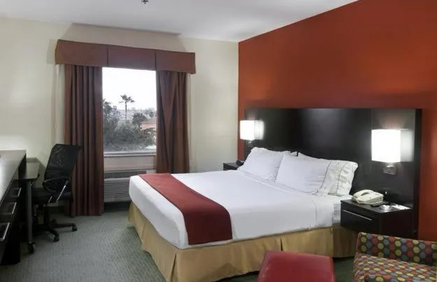 Photo of the whole room, Bed in Holiday Inn Express Hotel and Suites Brownsville by IHG