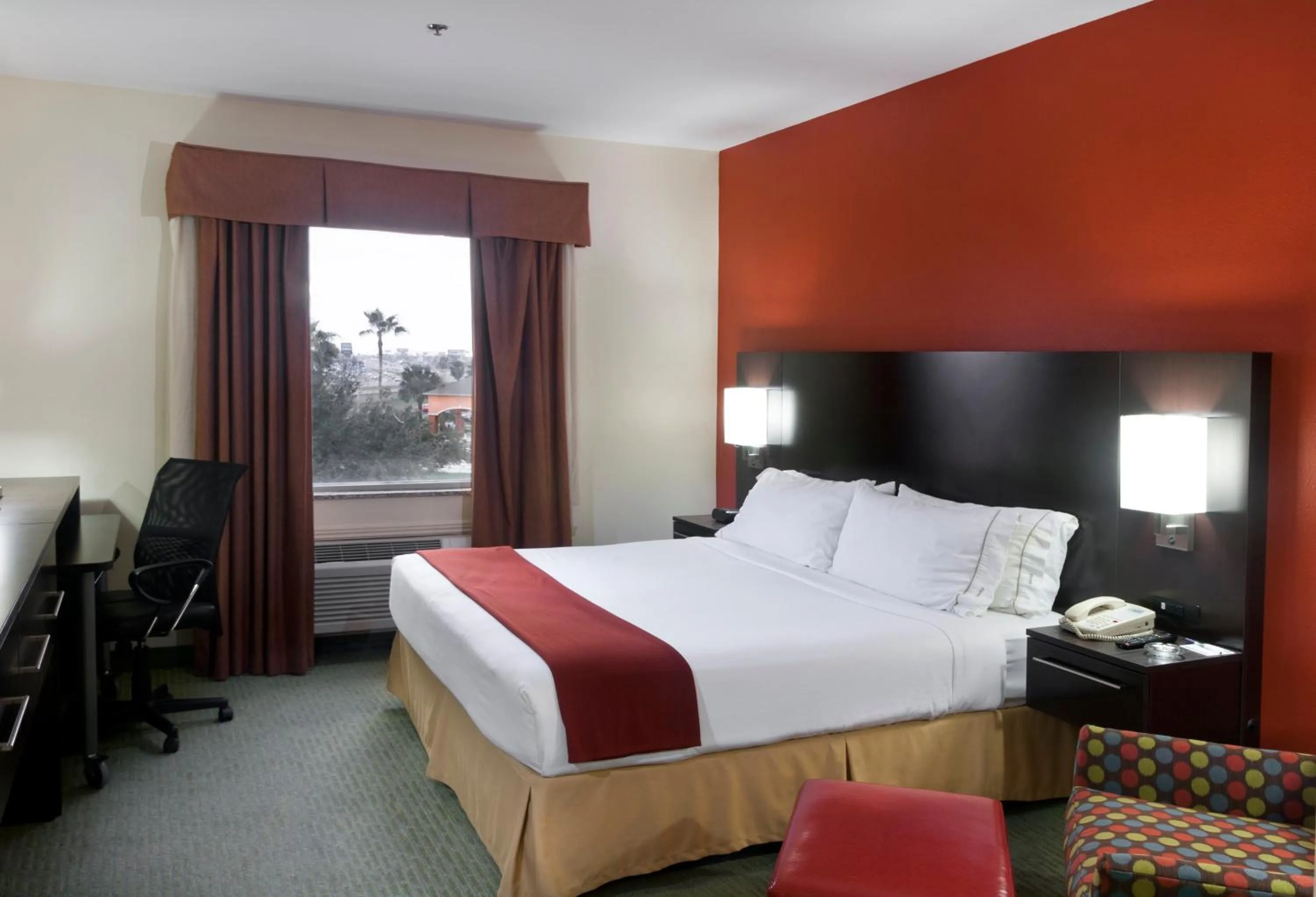Photo of the whole room, Bed in Holiday Inn Express Hotel and Suites Brownsville by IHG